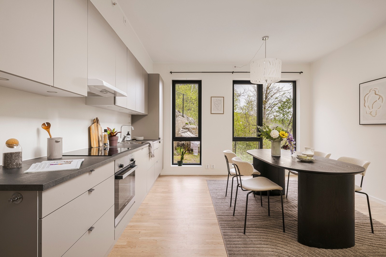 Moderne kjøkkeninnredning med slette fronter og laminat benkeplate med nedfelt vask av stål. Galleribilde