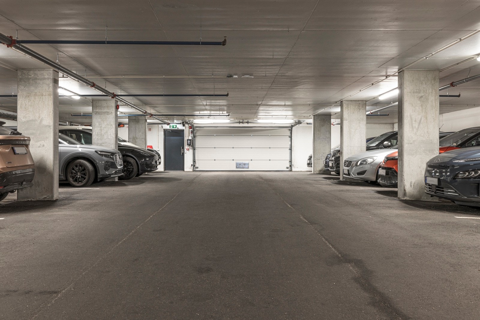 Fast parkering i felles garasje med elbil lader. Galleribilde