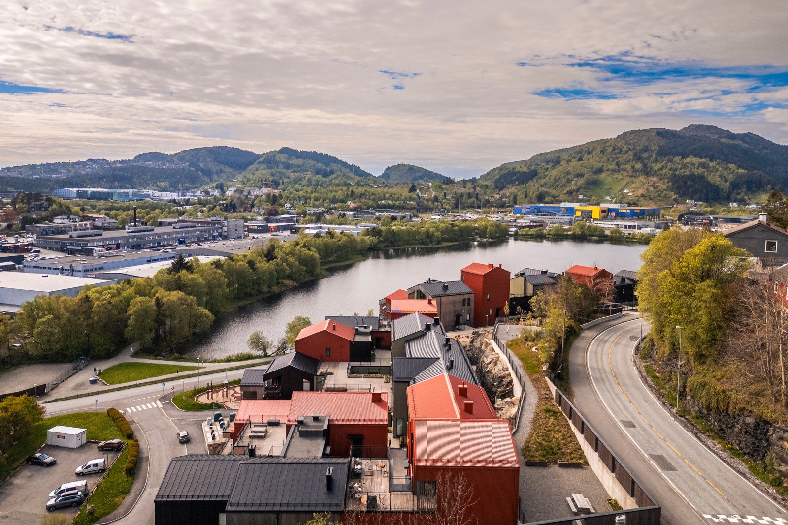 Gullgruven senter ligger knappe 13 minutter unna til fots. Her finner du 14 butikker fordelt på 2 etasjer med apotek, dagligvarebutikk, elektronikkbutikk og div. shopping. Du finner også kjøpesentrene Horisont og Åsane senter en ca. 5 min kjøretur unna. Galleribilde