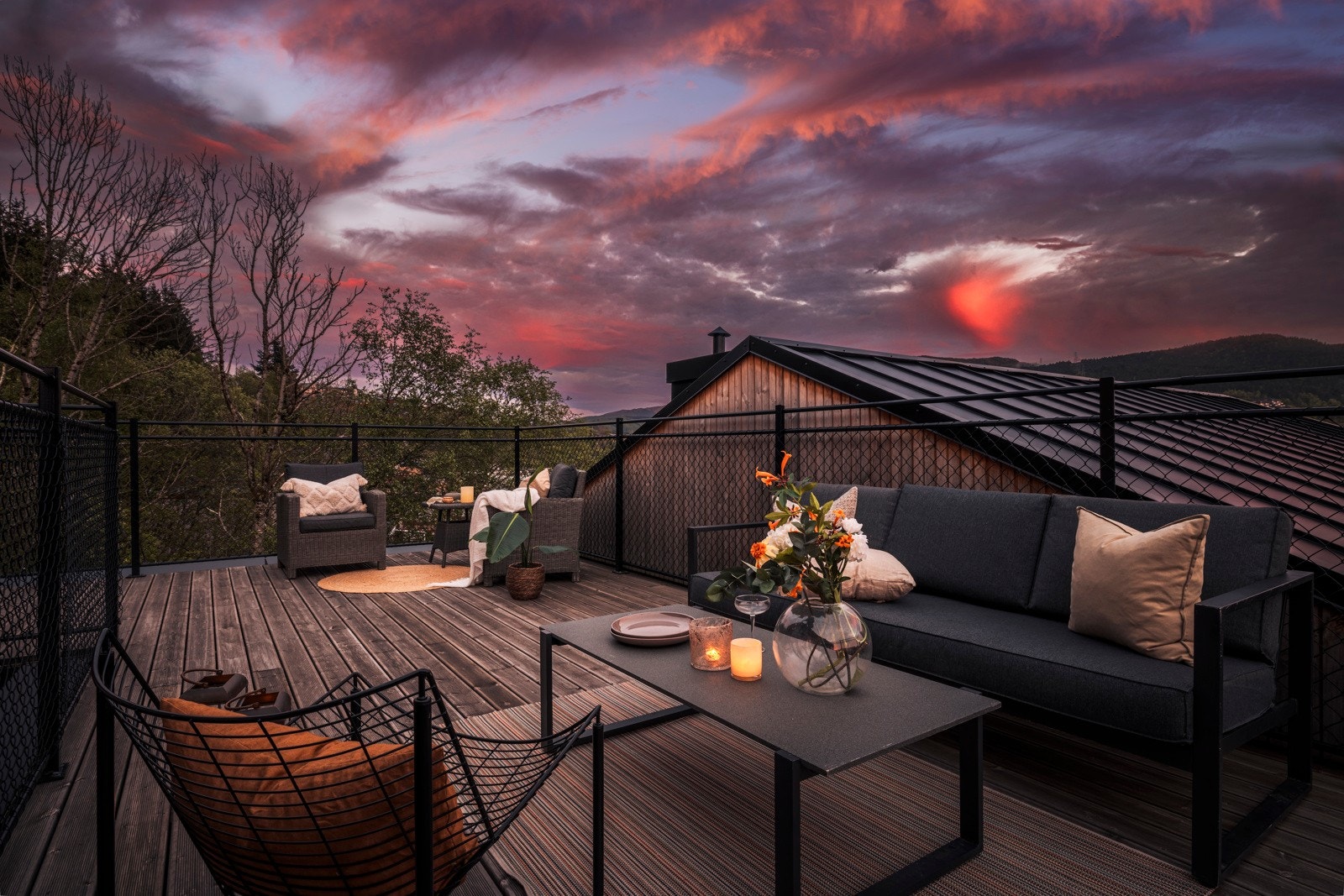 En meget tiltalende leilighet over to etasjer med intern suveren beliggenhet. Her kan du flytte i leilighet, men beholde eneboligfølelsen. Her får du alt du trenger på ett plan + ekstra stue, soverom og toalett i 2.etg. Galleribilde