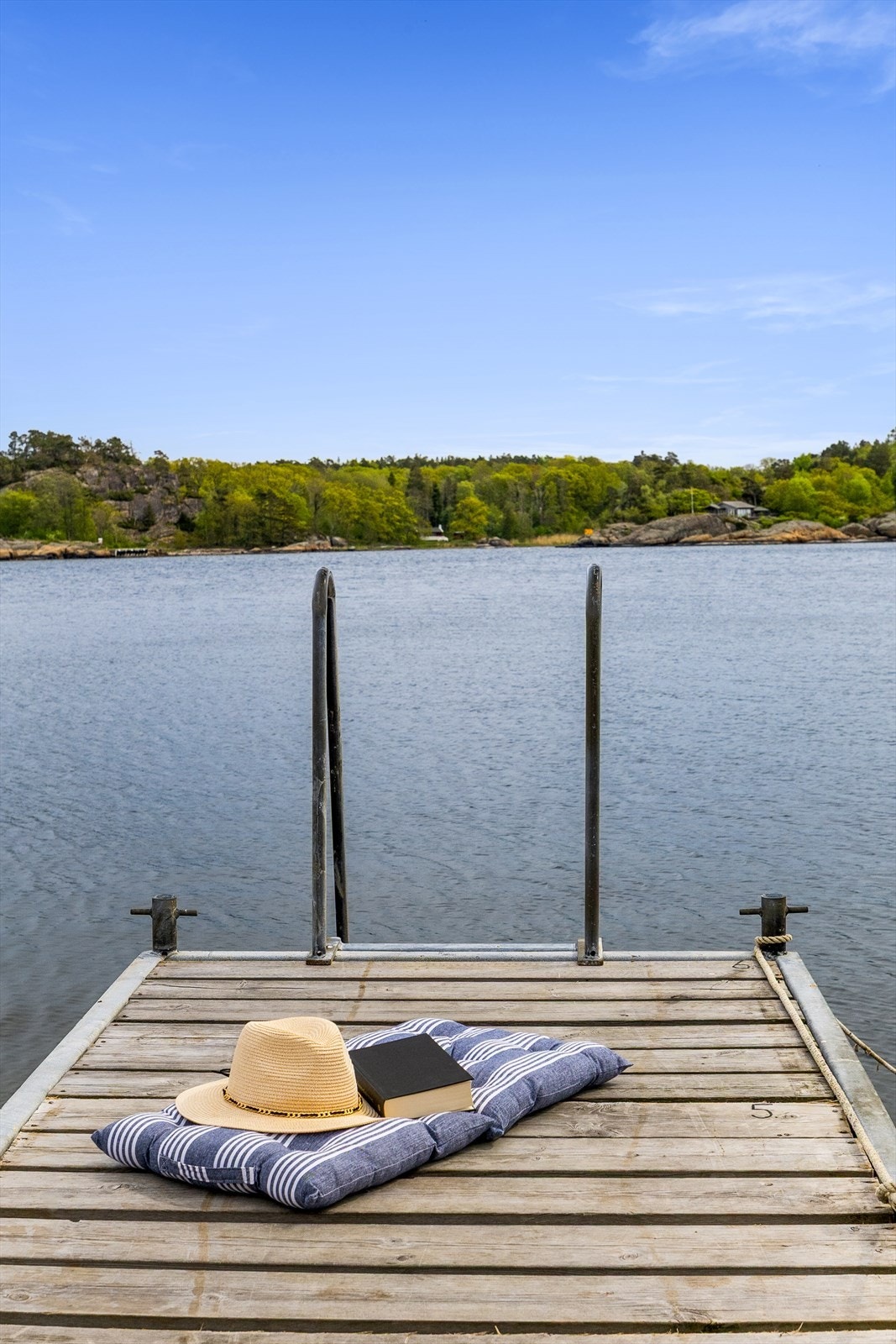 Her kan sommerdagene nytes med bading, soling og båtliv. Galleribilde