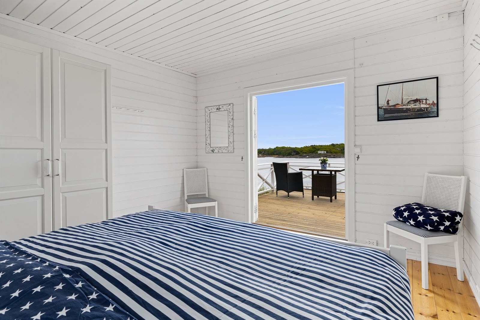 Annekset har en egen luftig og sjøvendt terrasse med nydelig utsikt, et perfekt gjesterom. Galleribilde