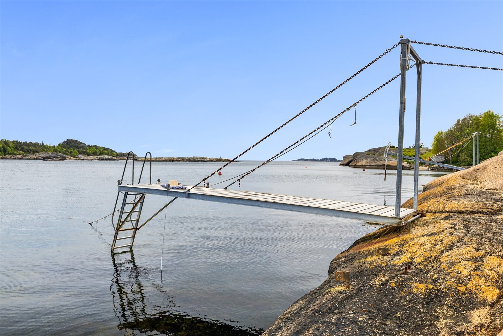 Eiendommen har egen brygge med stige ytterst på svaberget. Galleribilde
