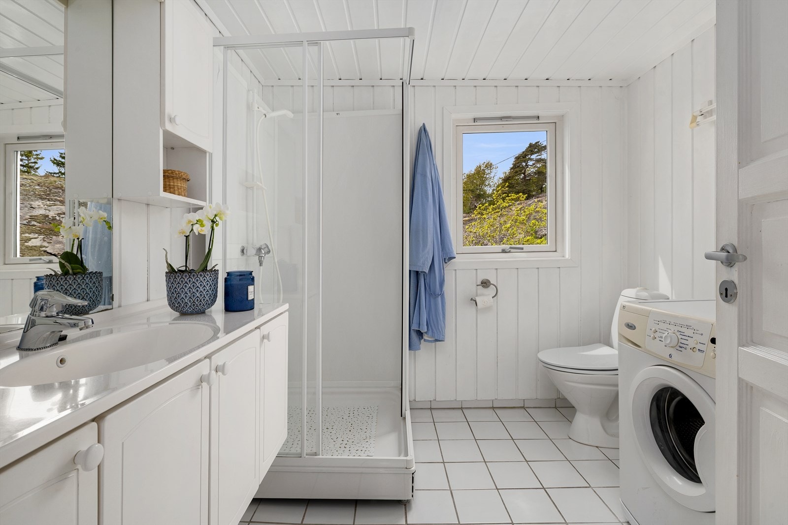 Badet er praktisk innredet med dusjkabinett. Det er også vannklosett og opplegg for vaskemaskin. Galleribilde