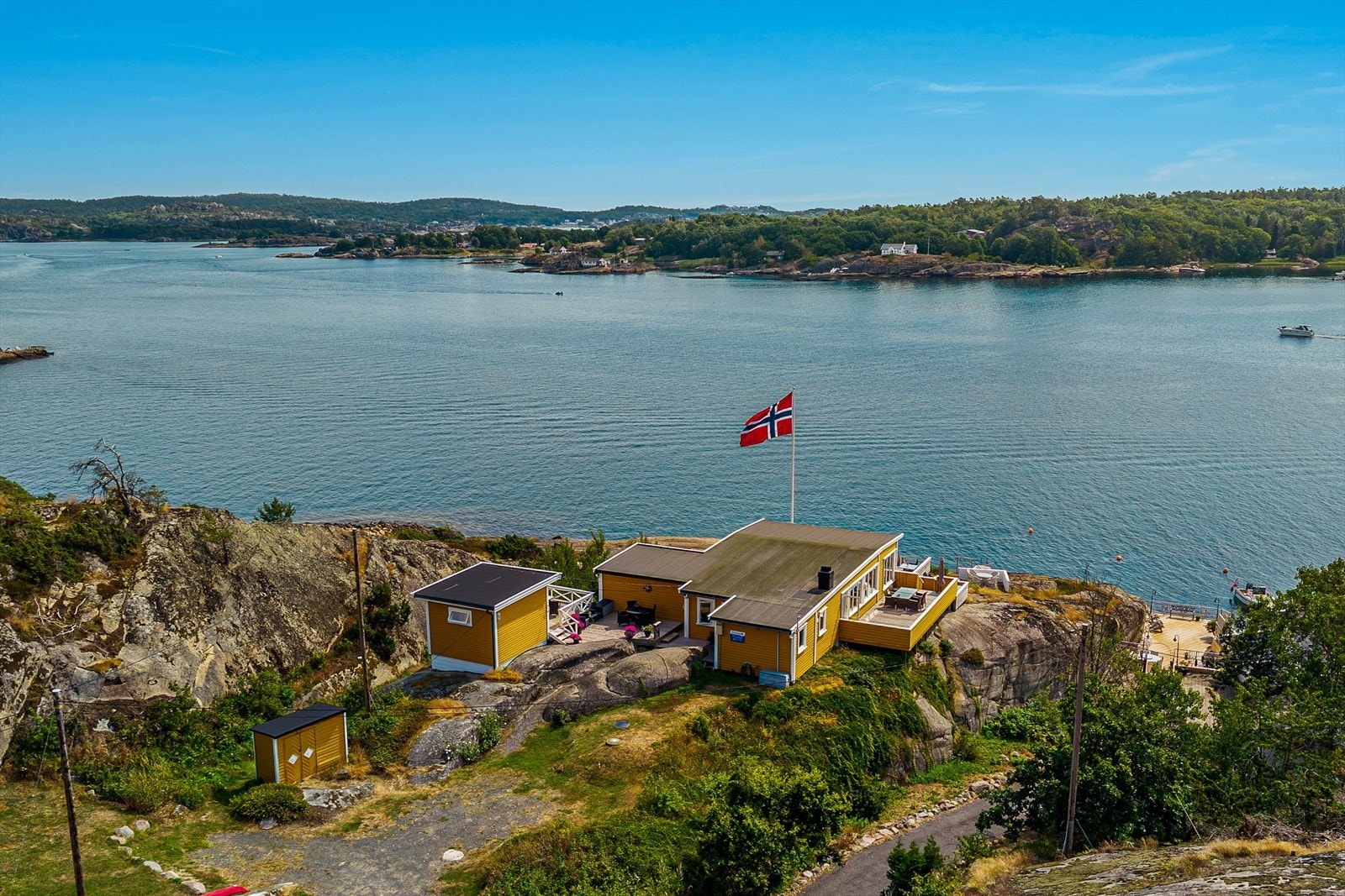 Velkommen til sommerparadiset Frenvik 13, en idyllisk strandeiendom ytterst i Viksfjorden. Galleribilde