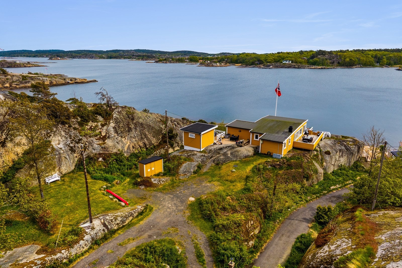Hytta har en utsøkt beliggenhet ytterst i Viksfjorden, med gode solforhold og fantastisk sjøutsikt. Galleribilde