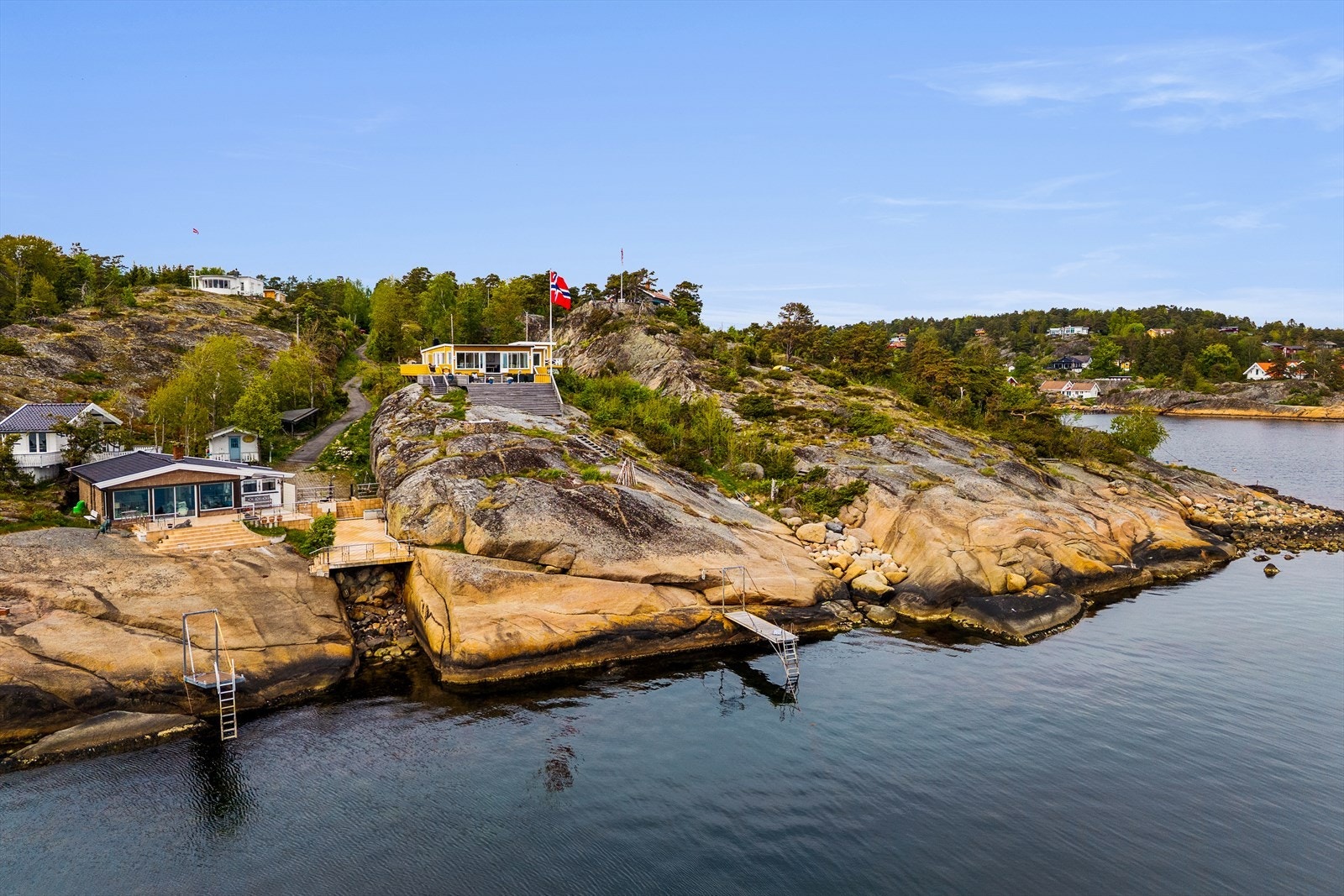 Tomten er på 1970 kvm med skrånende svaberg ned mot sjøen i sydøst. Galleribilde