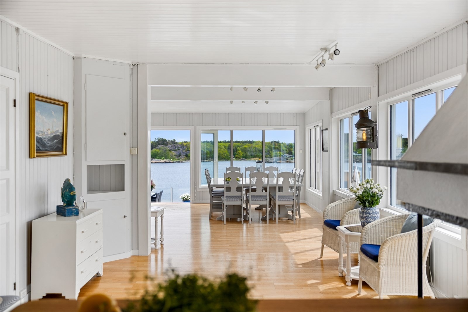 Stuen er lys, luftig og åpen med god plass til møblering i flere soner. Galleribilde