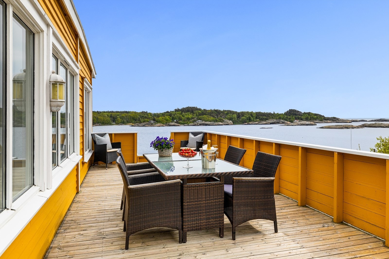 Den ene terrassen ligger på vestsiden med utsikt som strekker seg langt ut til havet. Galleribilde