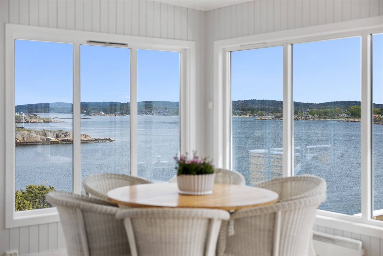 De flotte hjørnevinduene ivaretar utsikten på mesterlig vis. Galleribilde