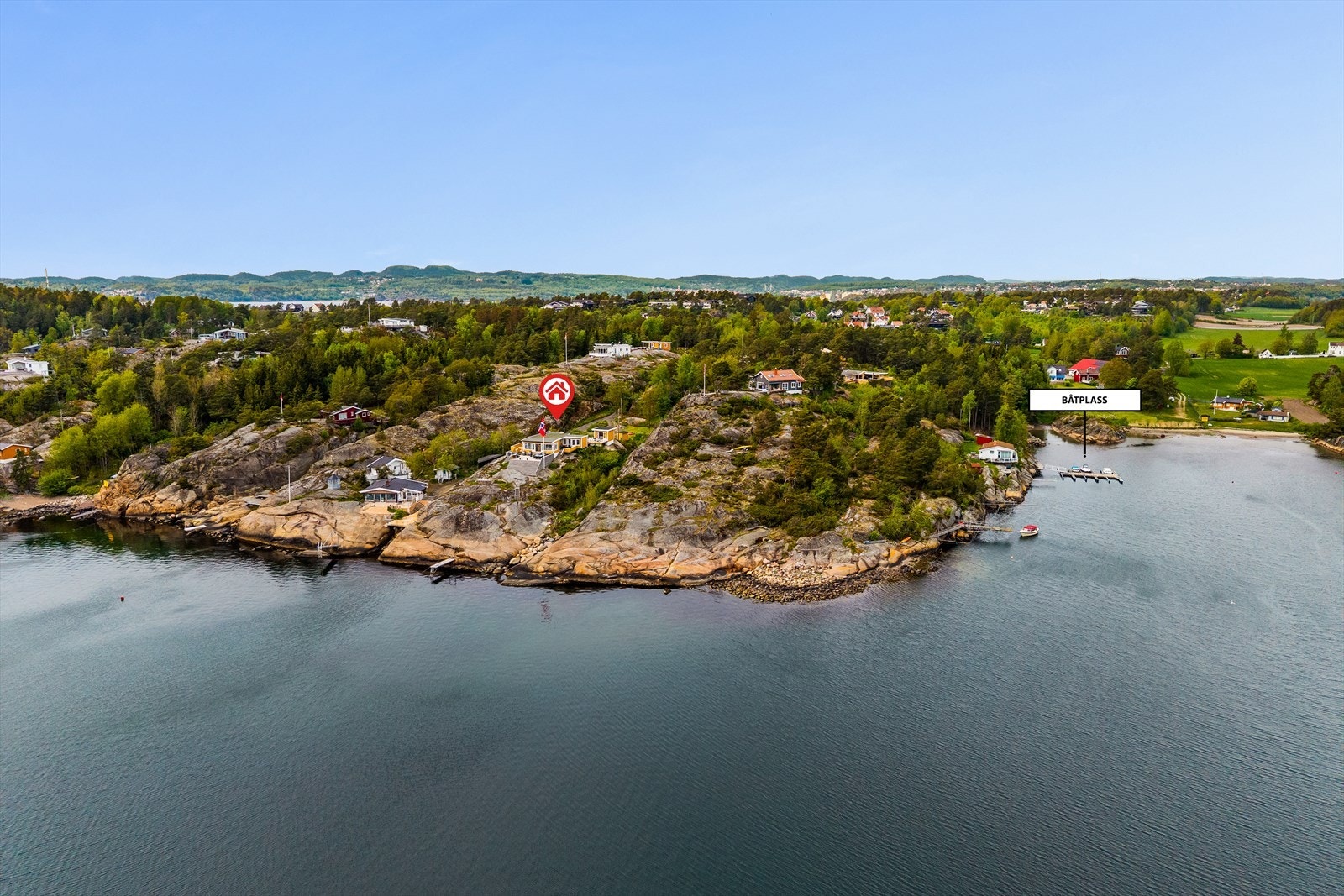 Hytta har en nydelig beliggenhet, like ved hytta er det en ekstra båtplass. Galleribilde
