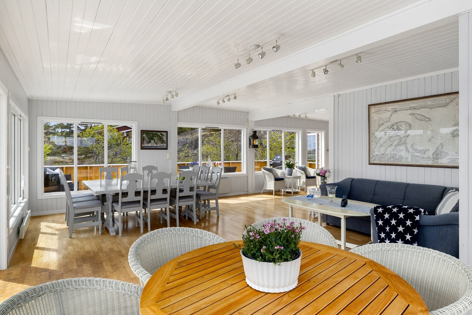 Rommet har hvitmalt panelhimling, lysmalte panelvegger og parkettgulv. Galleribilde