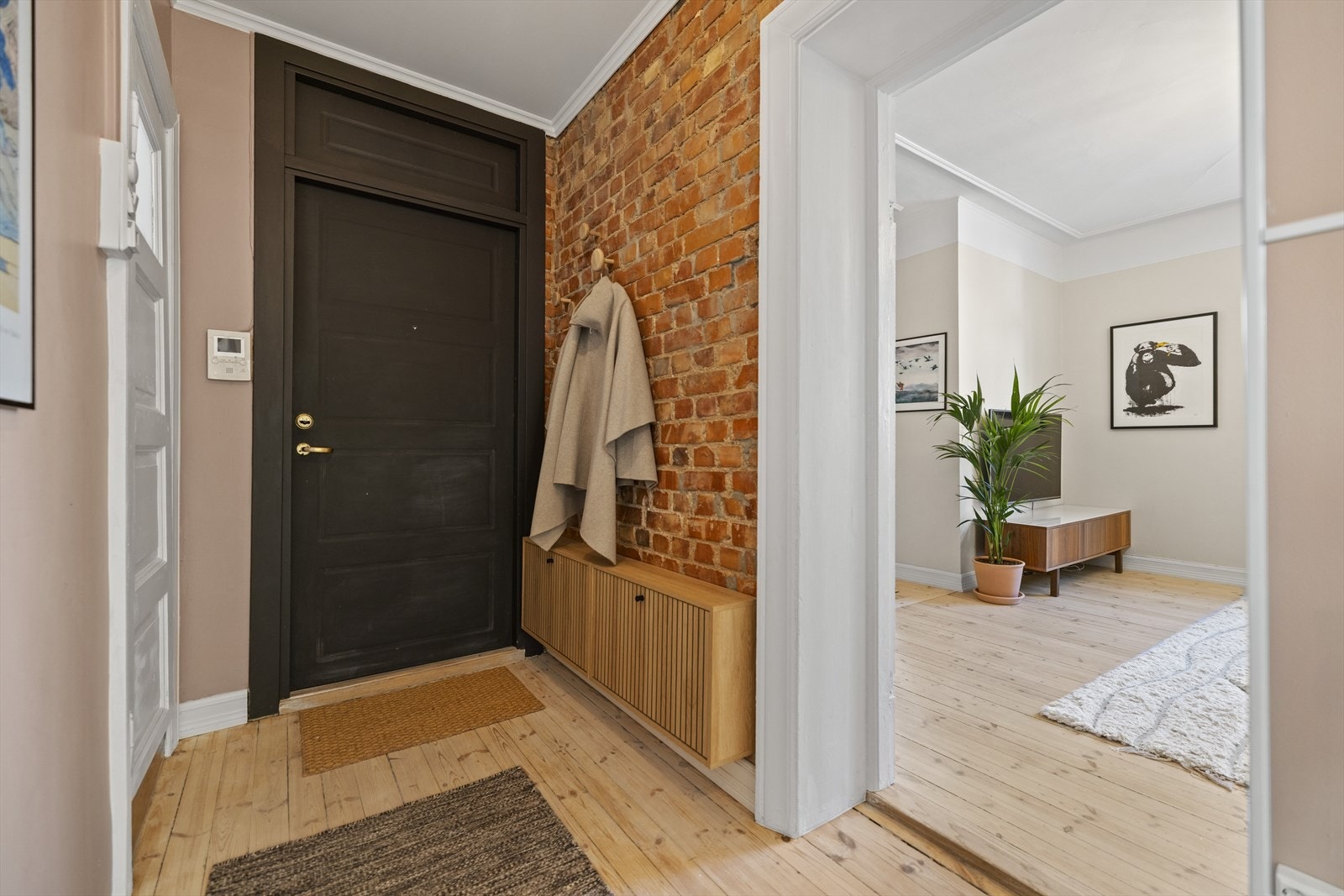 Godt med kollektivtilbud i området. Trikk og buss like utenfor døren, samt T-bane en kort spasertur unna Galleribilde