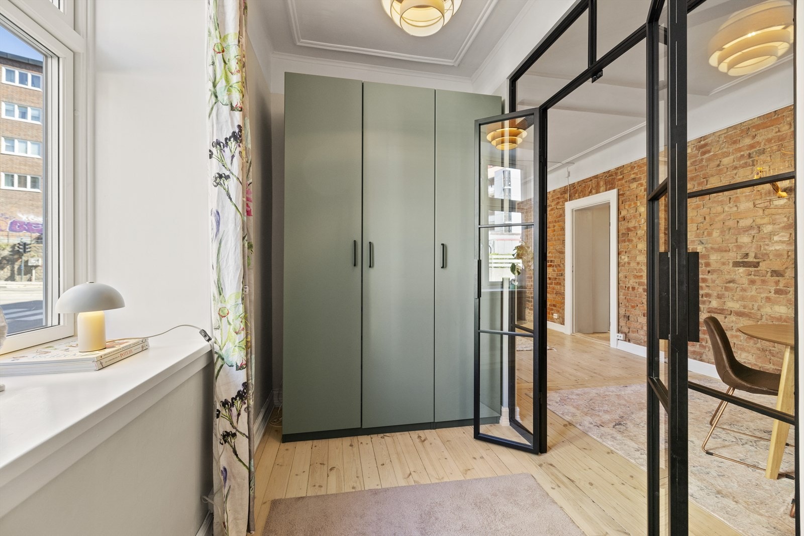 Godt med garderobeskap på begge soverom og i entré. I tillegg kjellerbod og loftsbod Galleribilde