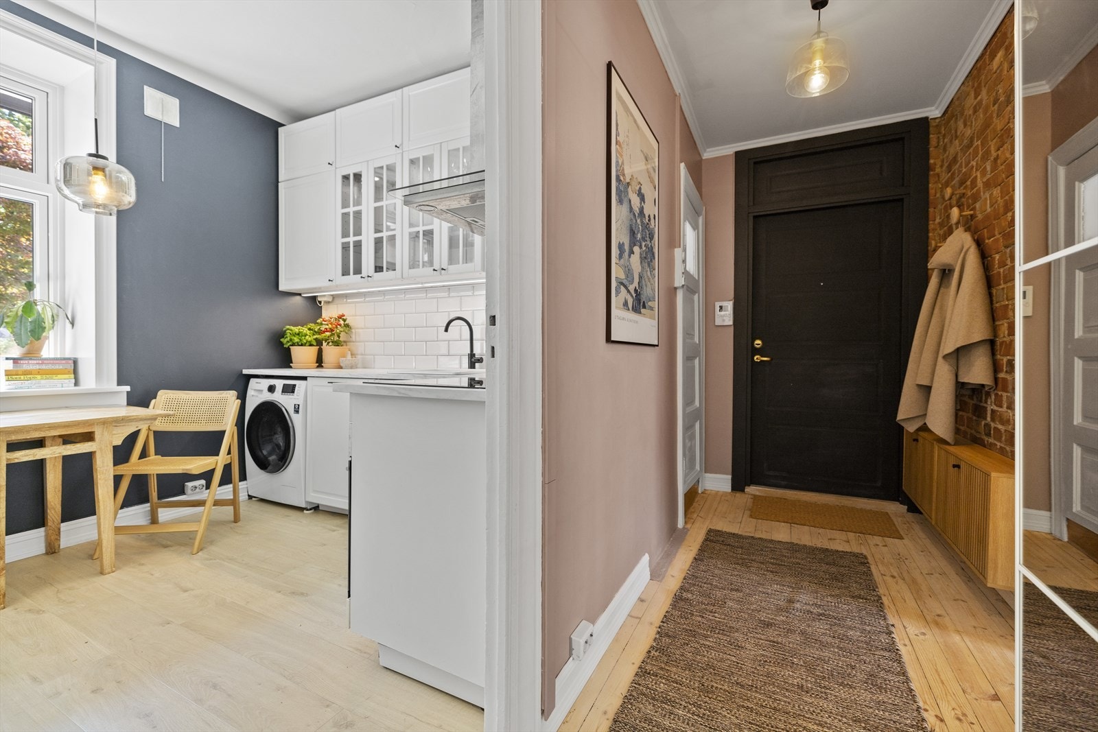 Romslig entré/gang. God plass i vegghengte skap og skyvedørsgarderobe med speilfronter Galleribilde