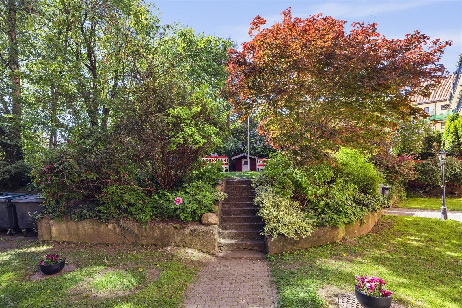 Opparbeidet og hyggelig bakgård. Bakgården har vært flittig brukt av dagens eier Galleribilde