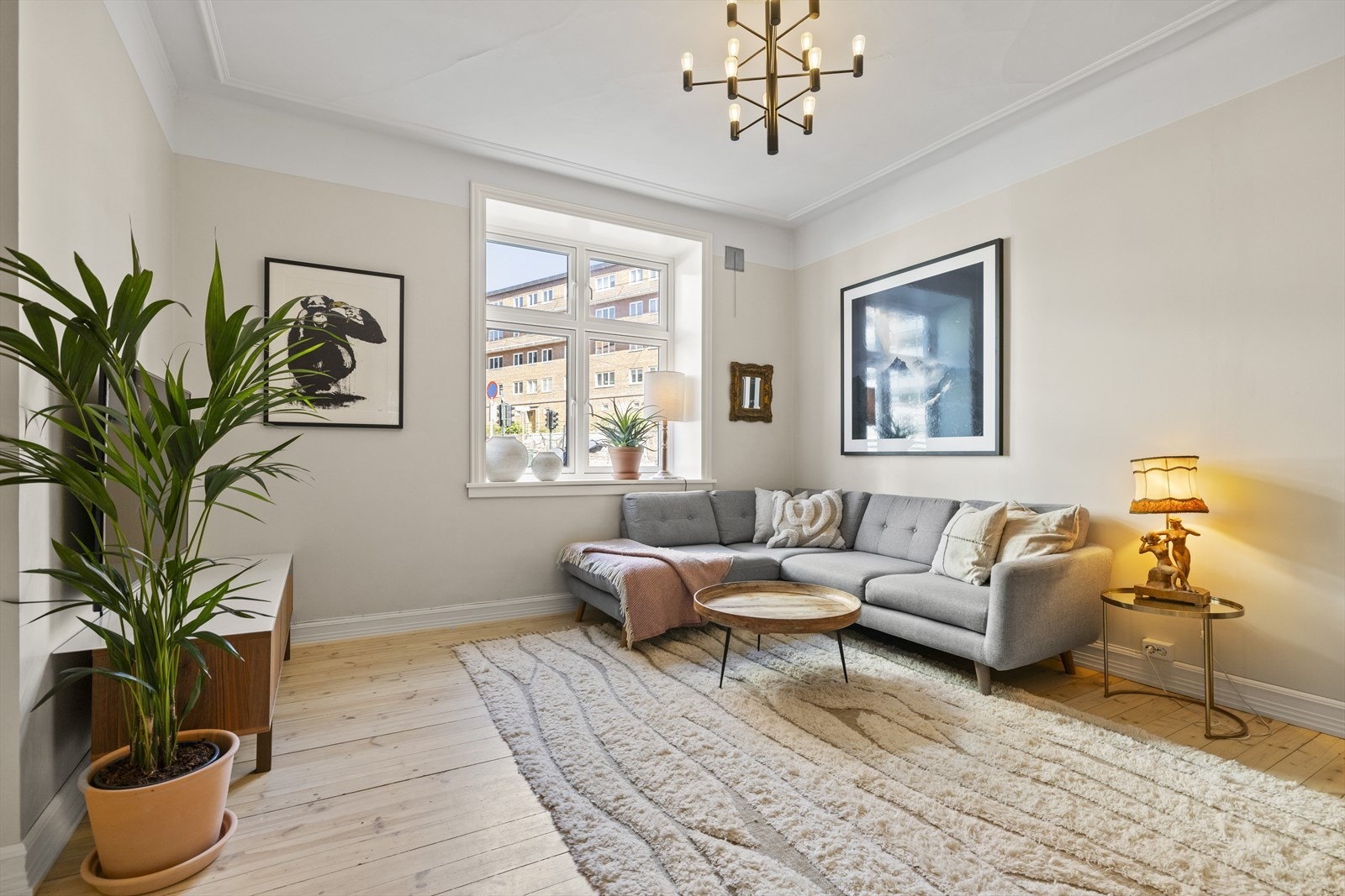 Store vinduer og takhøyde på 2.8 meter gir mye naturlig lys og god romfølelse Galleribilde