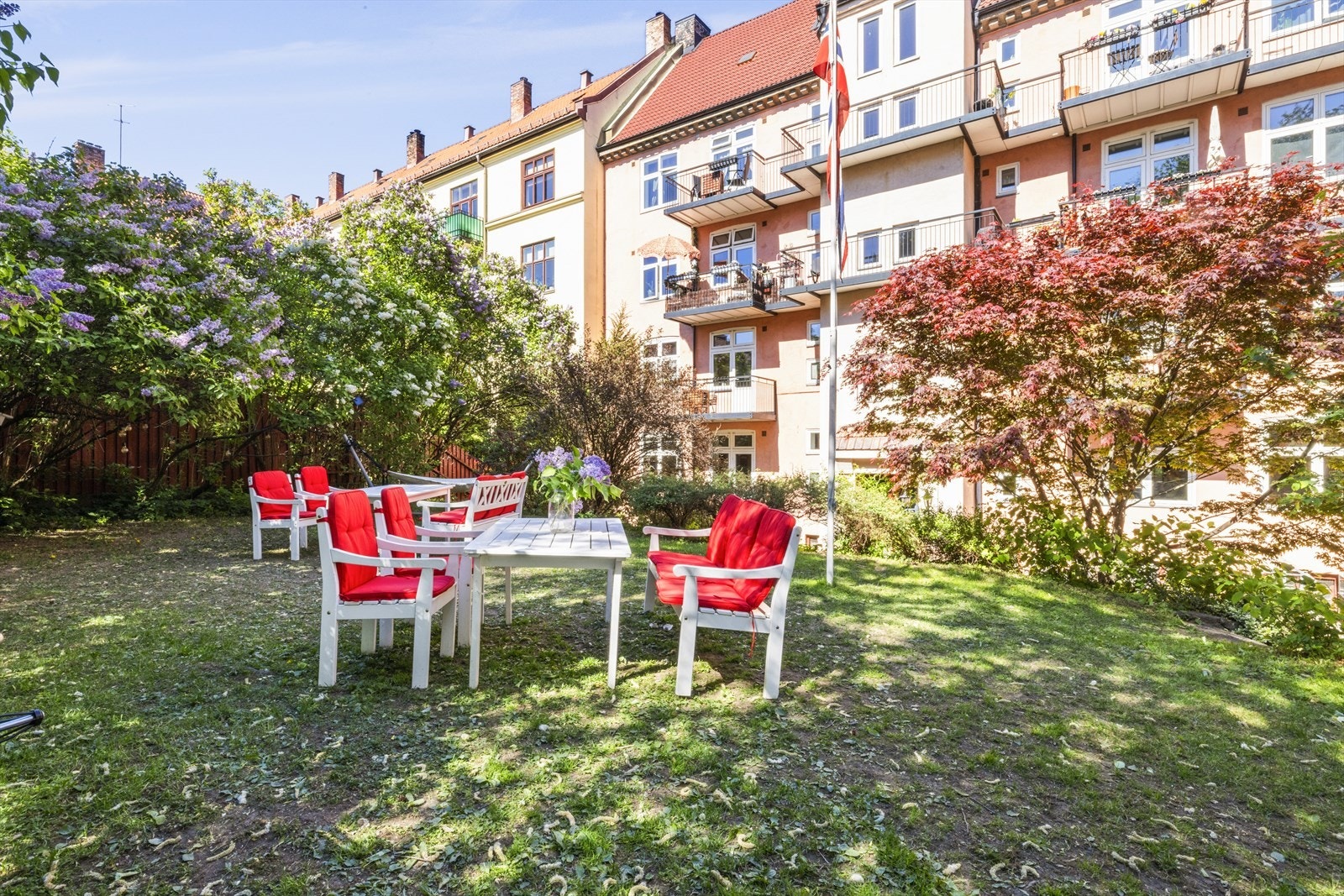 Fantastisk bakgård. Opparbeidet, solrik og rolig Galleribilde