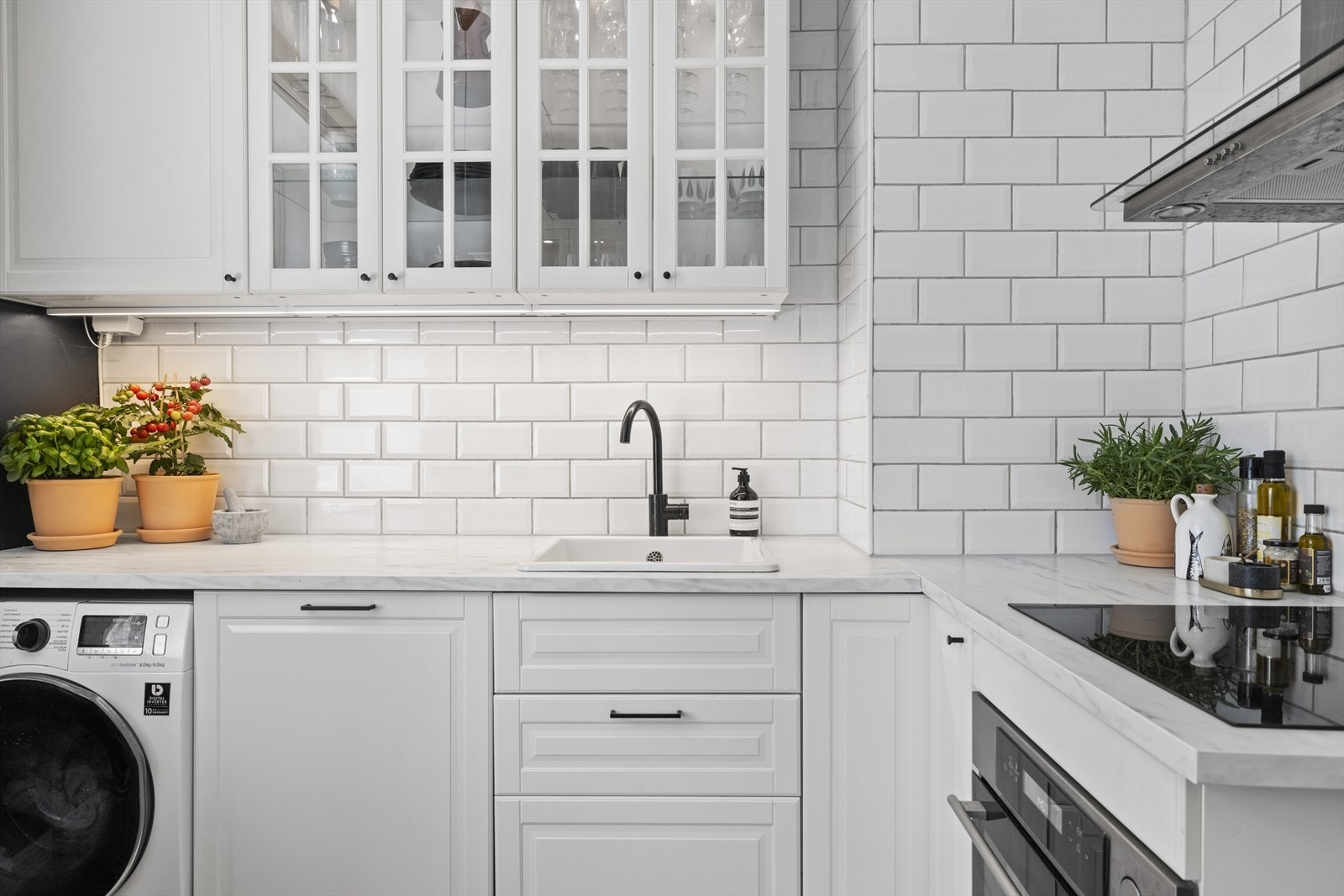 Svært godt med skap, skuff og benkeplass. Det er montert både waterguard og komfyrvakt Galleribilde