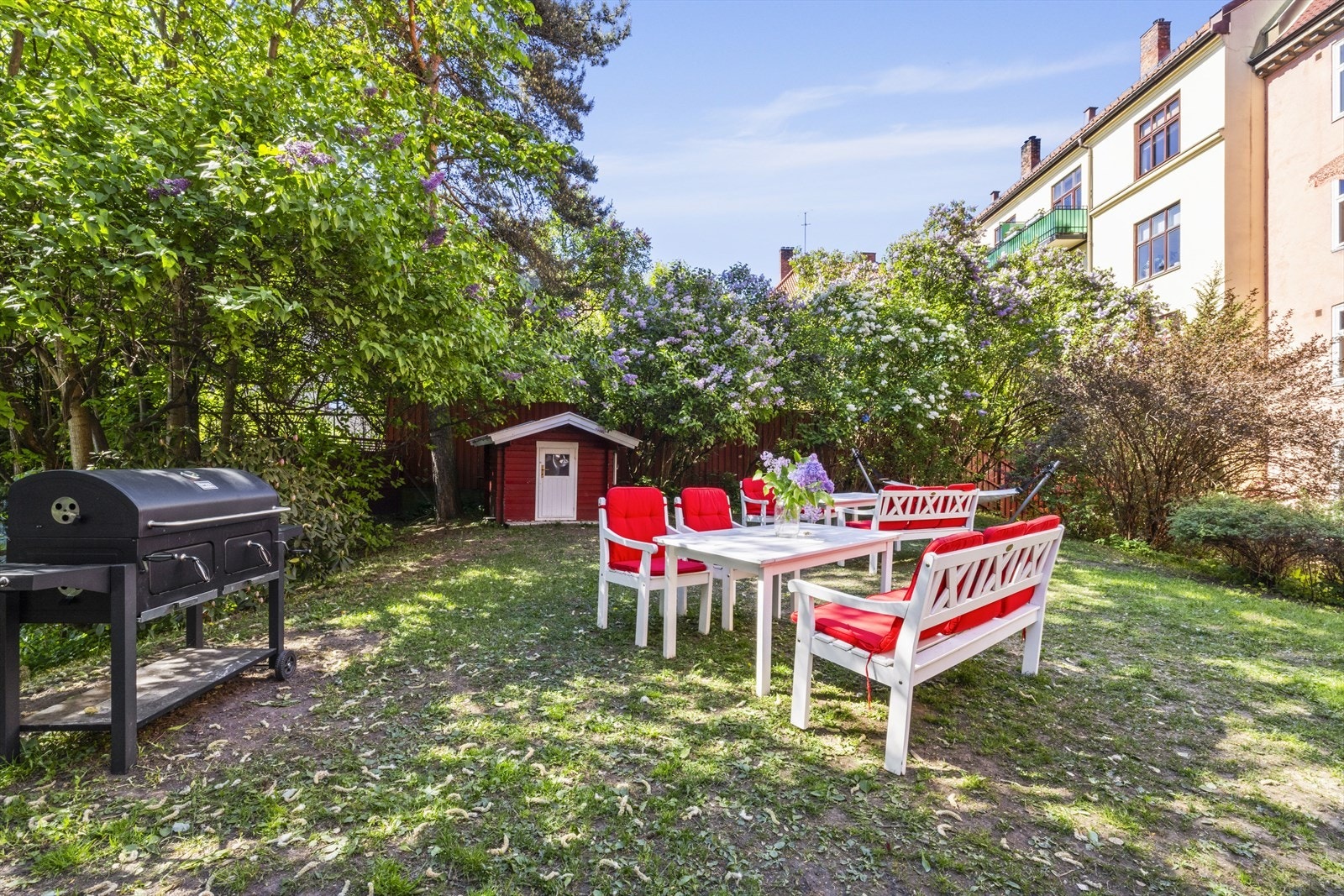 Borettslaget har blant annet felles grill, utemøbler, hengekøye, m.m. Galleribilde