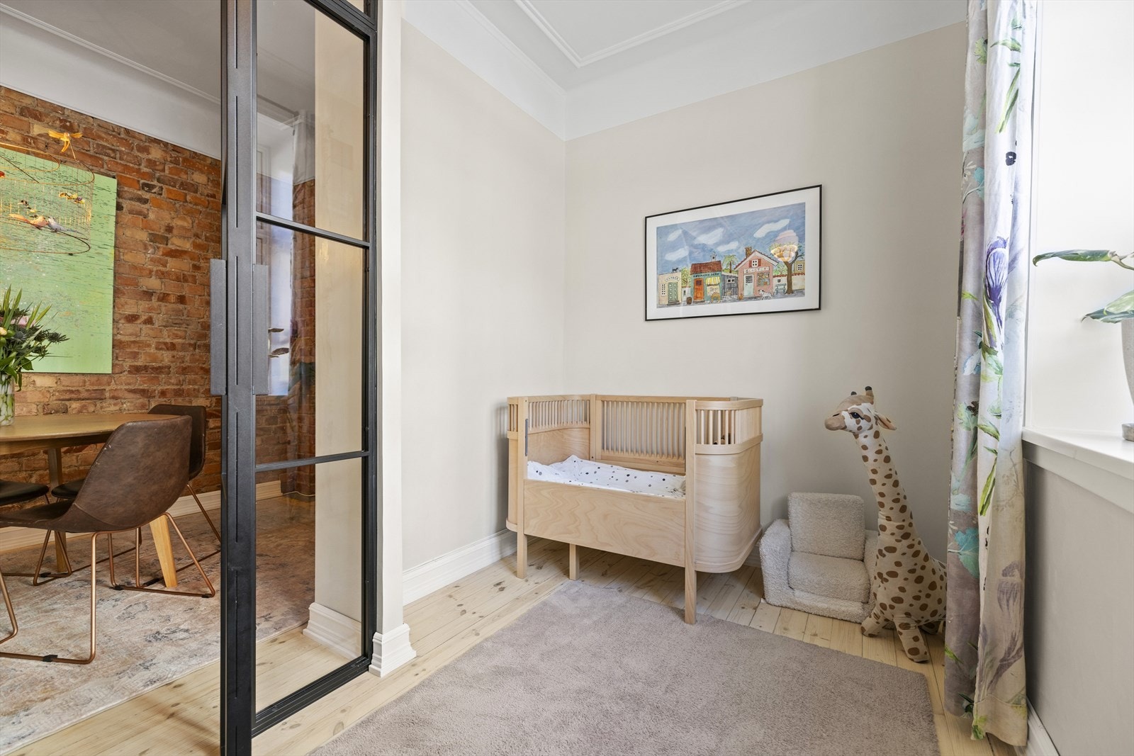 Pent barnerom/gjesterom. Gjennomtenkt løsning med plass til 150 cm bred seng Galleribilde