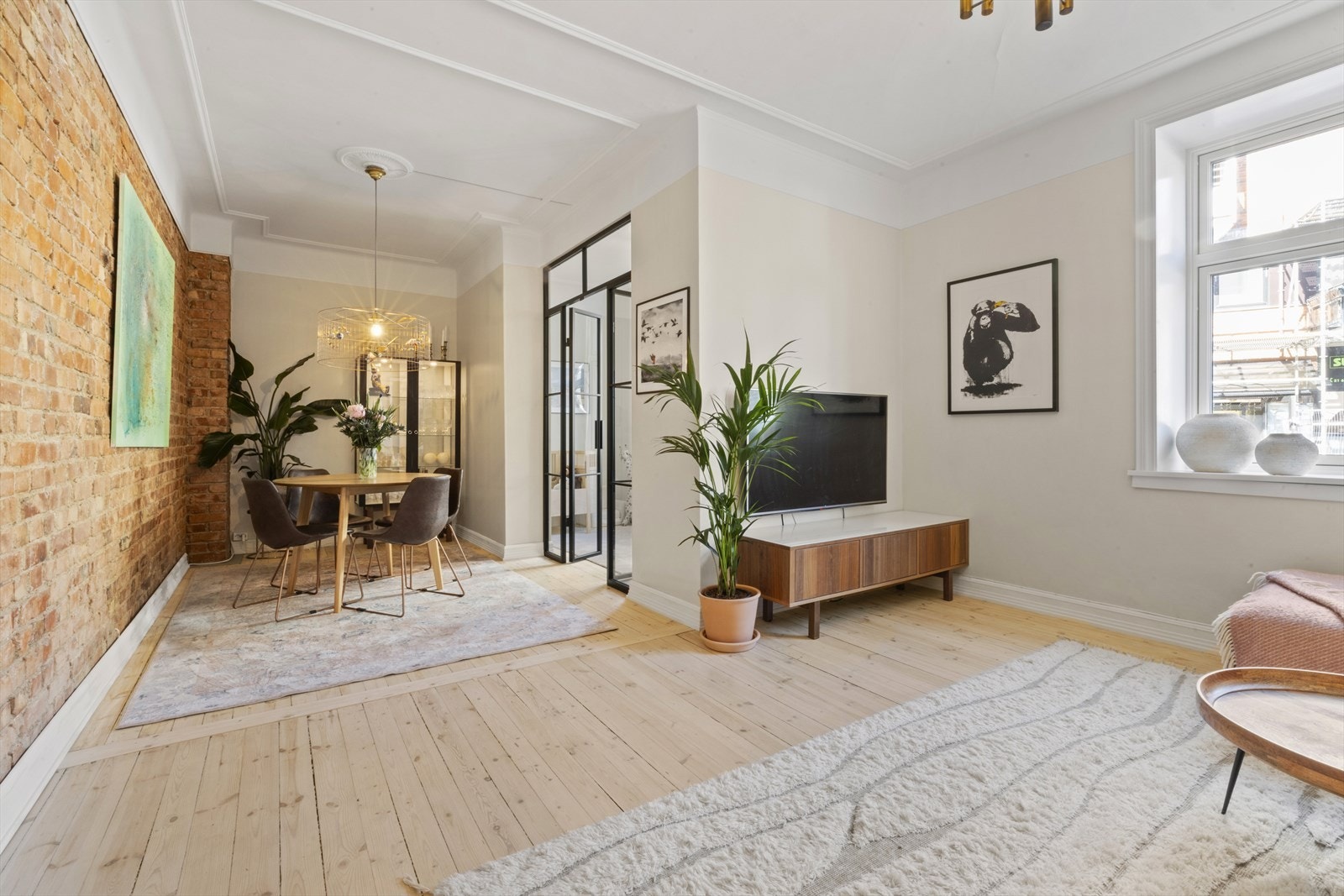 Romslig stue med plass til både sittegruppe og spiseplass Galleribilde