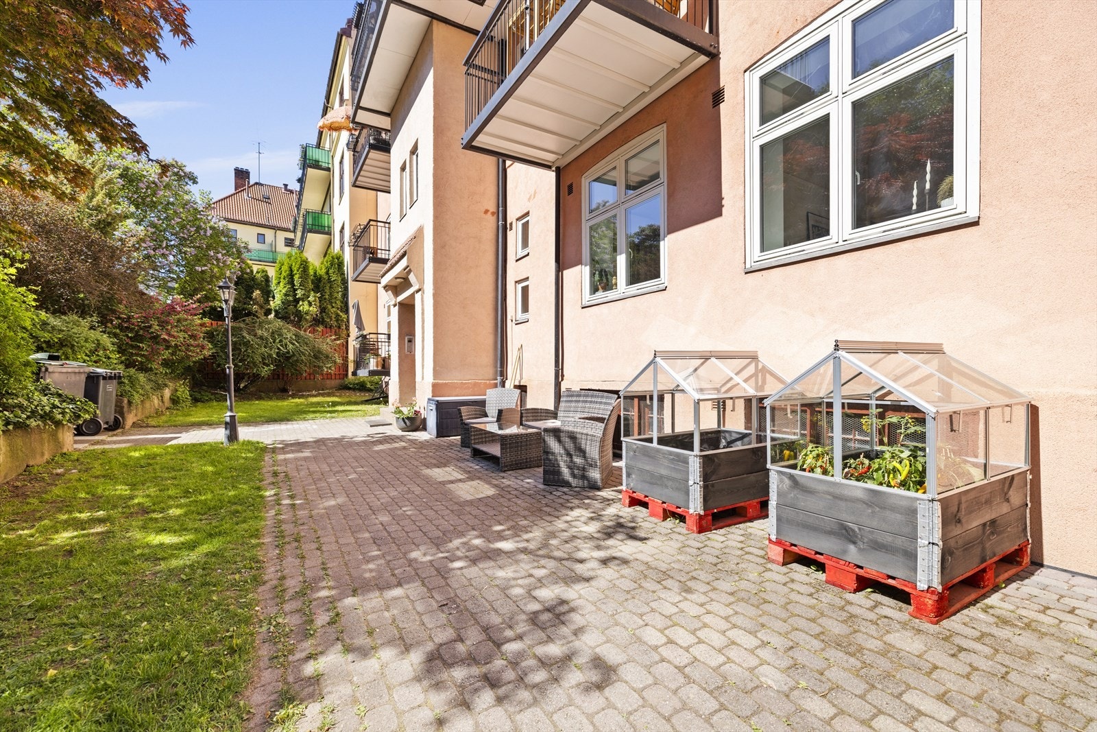 Vinduer til høyre i bildet tilhører leiligheten. Potensiell mulighet for bygging av balkong og utbygging av kjeller. Borettslaget er positivt innstilt. Konferer megler Galleribilde