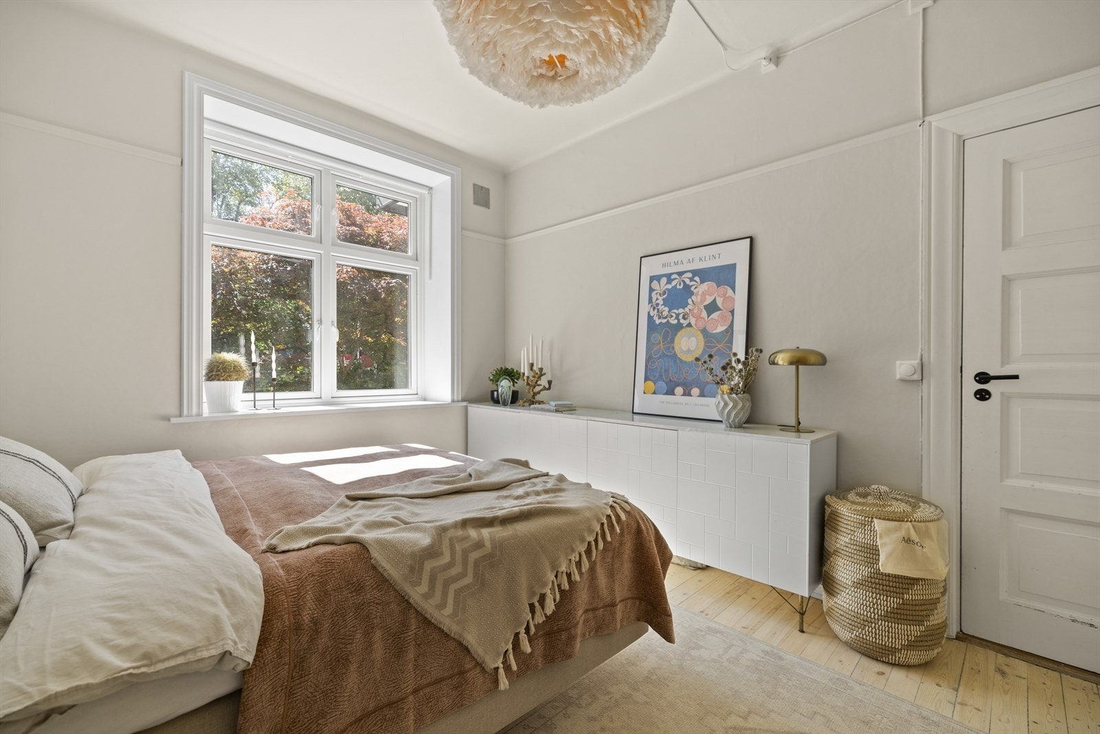 Det er beboerparkering i området. Med beboerparkering kan du parkere på anviste parkeringsplasser Galleribilde