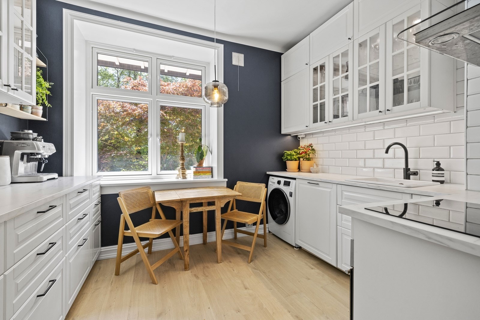 Pent kjøkken med profilerte fronter. Utsyn mot den fantastiske bakgården Galleribilde