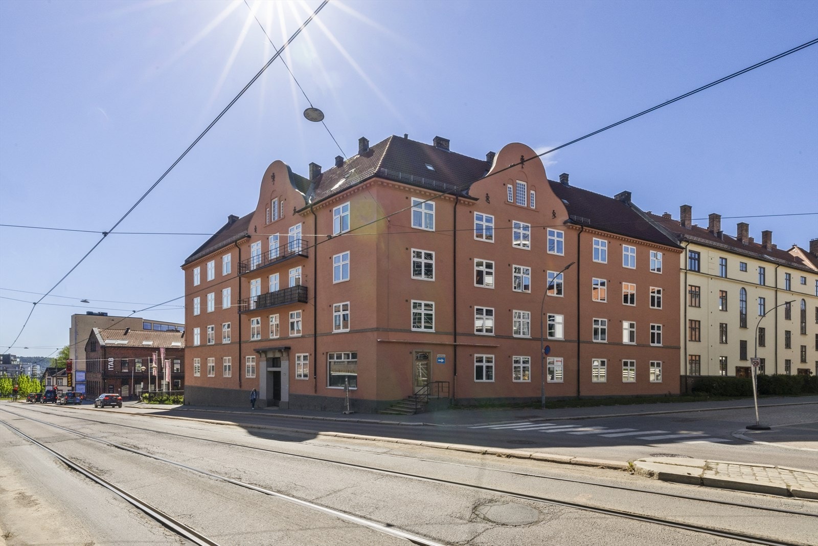 Fasade med hovedinngangsparti fra Trondheimsveien. Leilighetens inngangsparti finner man i bakgården i delen som vender mot Konghellegata Galleribilde