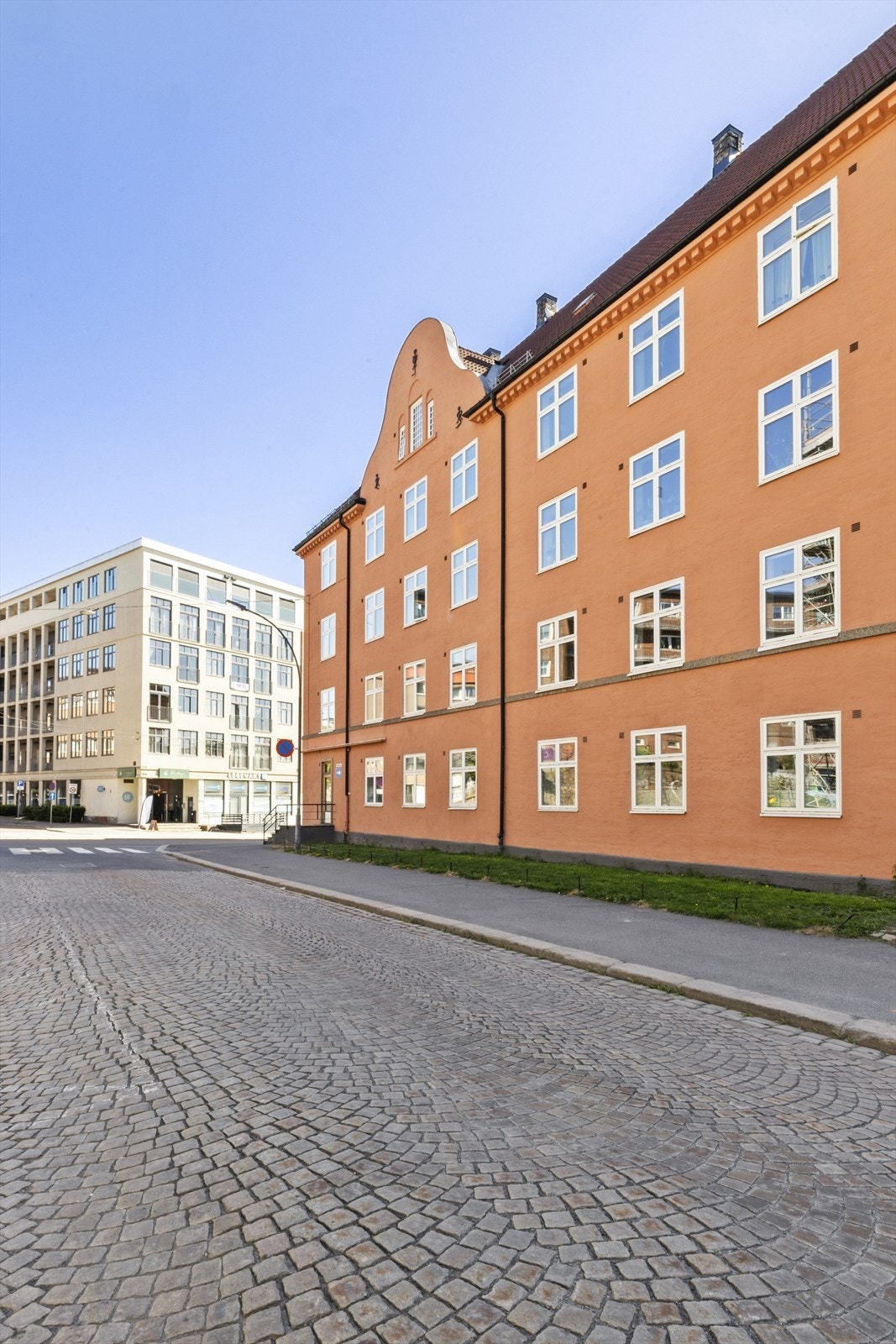 Leiligheten vender mot konghellegata. Gaten er enveiskjørt i tillegg til at det er parkeringsforbud. Grøntareal mellom bygg og gate Galleribilde