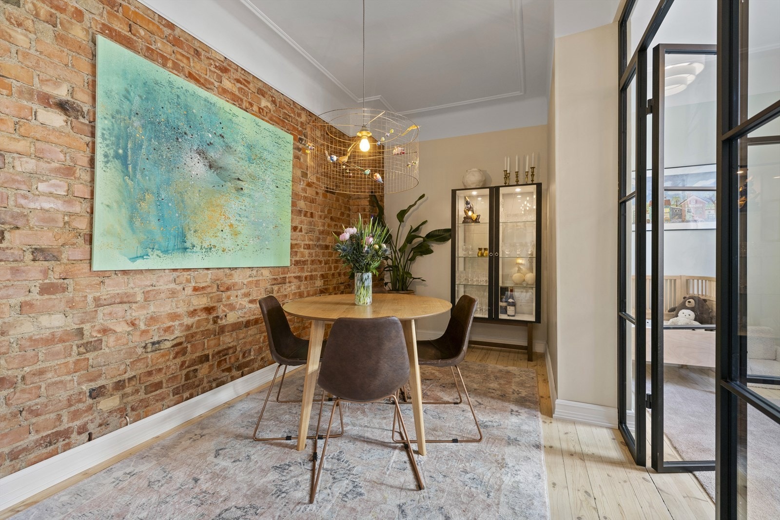 Legg merke til de flotte smijernsdørerne Galleribilde