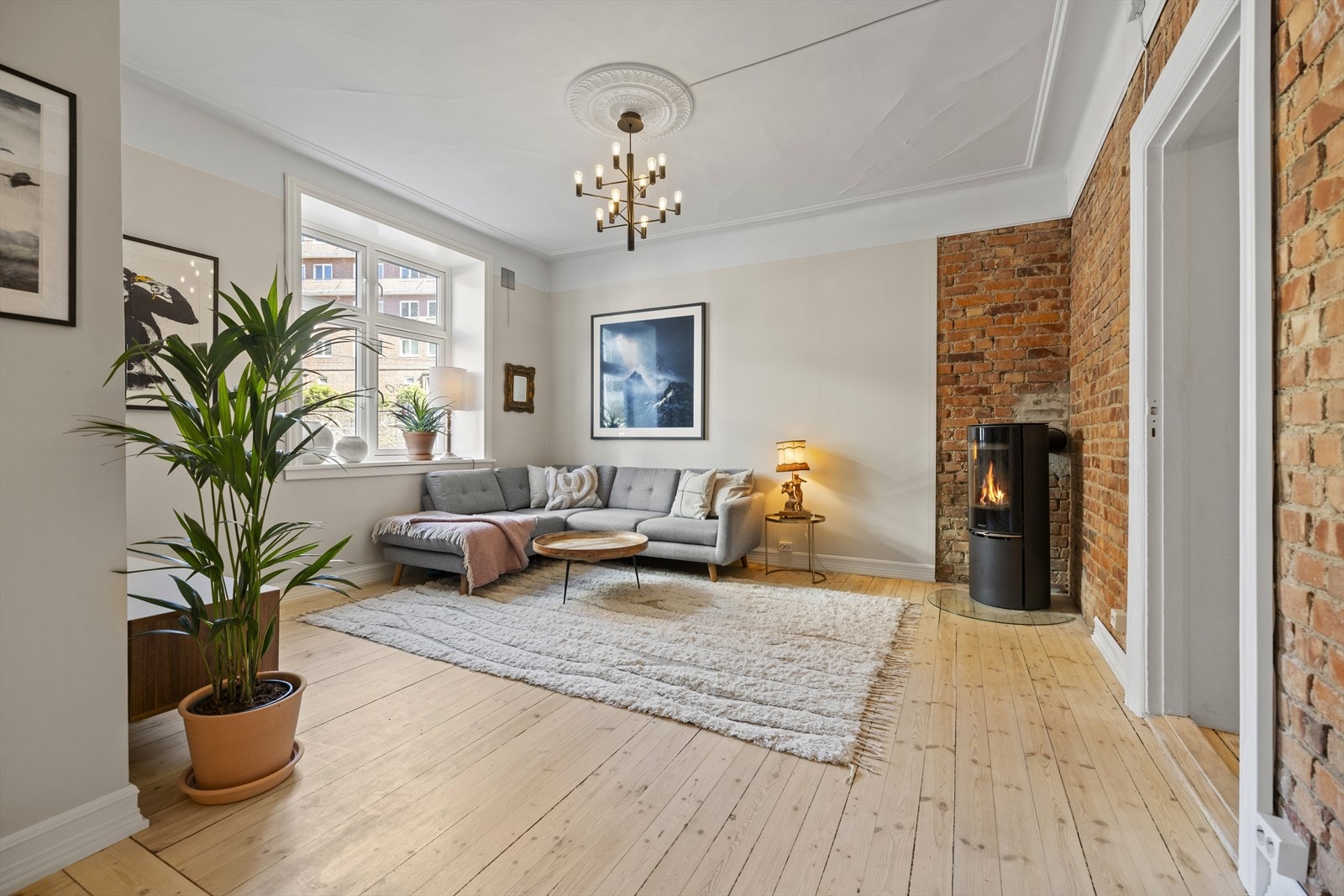 Detaljer som rosetter og glatt stukkatur, samt originale tregulv og teglsteinsvegger Galleribilde