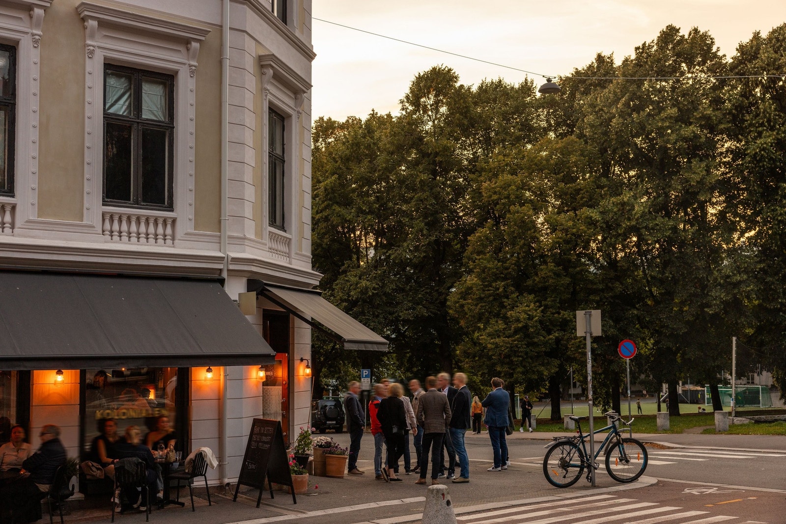 Restaurant i nabolaget. Galleribilde