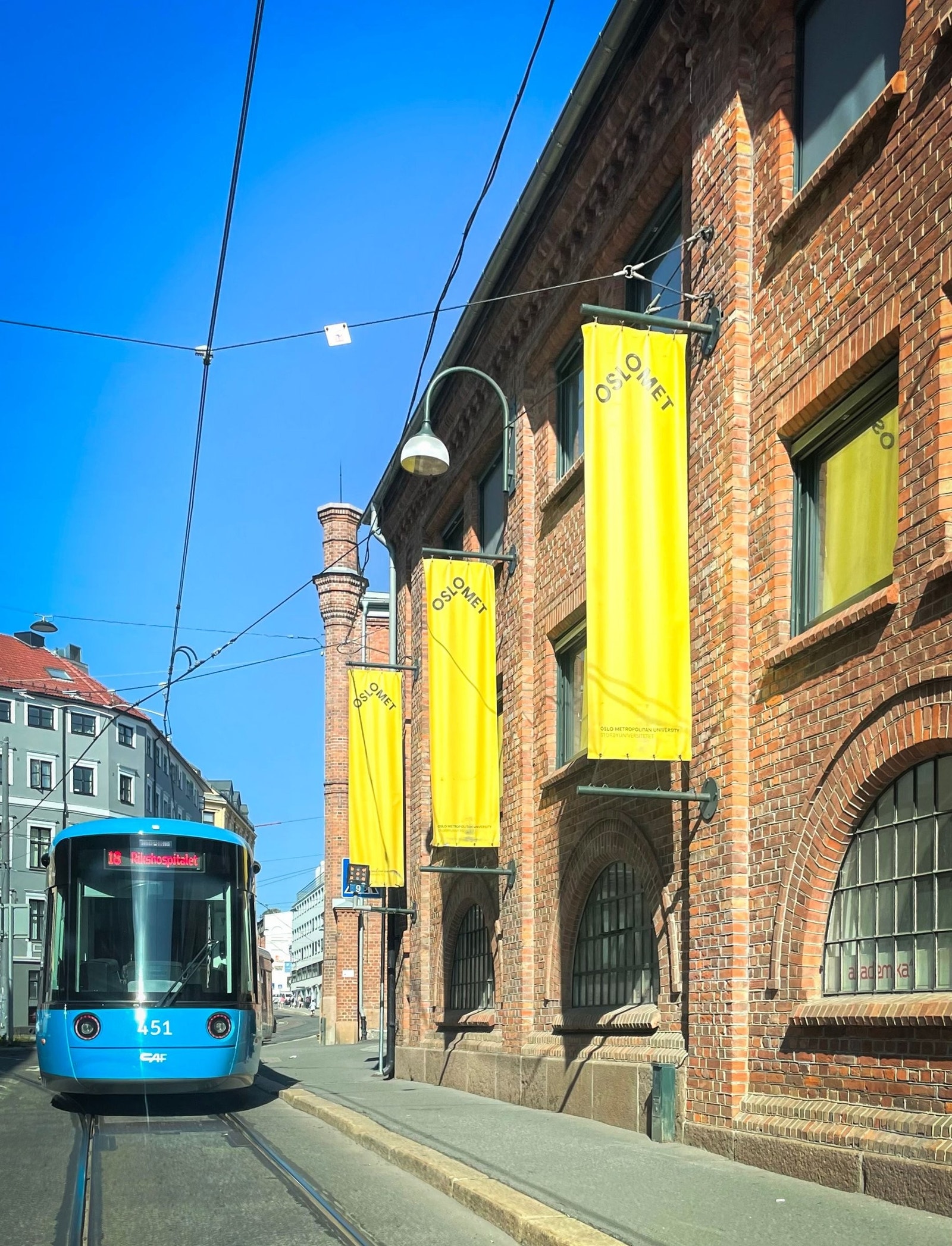 Oslo Met og Trikk / Buss 3 min å gå . Galleribilde