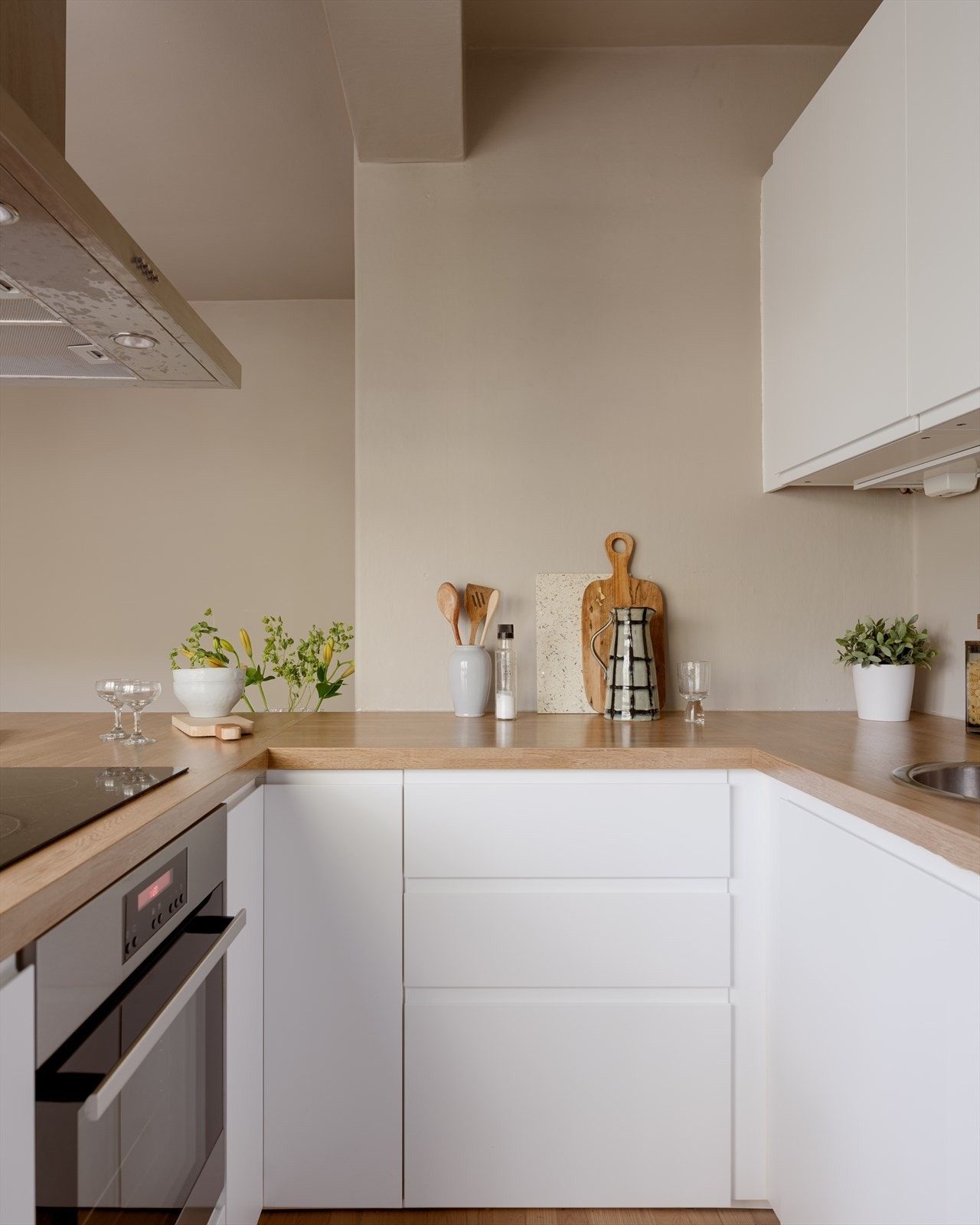 Av hvitevarer følger komfyr, platetopp, oppvaskmaskin og kjøl/fryseskap. Her kan dere kokkelere samtidig som dere underholder gjestene. Galleribilde