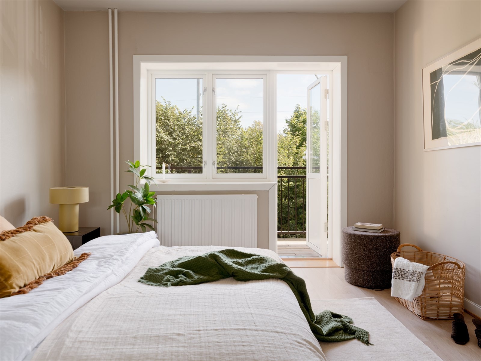 Rommet oppleves lyst og luftig som følge av store vindusflater og balkongdør. På de varme dagene er det deilig å kunne sette opp balkongdøren og binde sammen inne- og uterom. Galleribilde