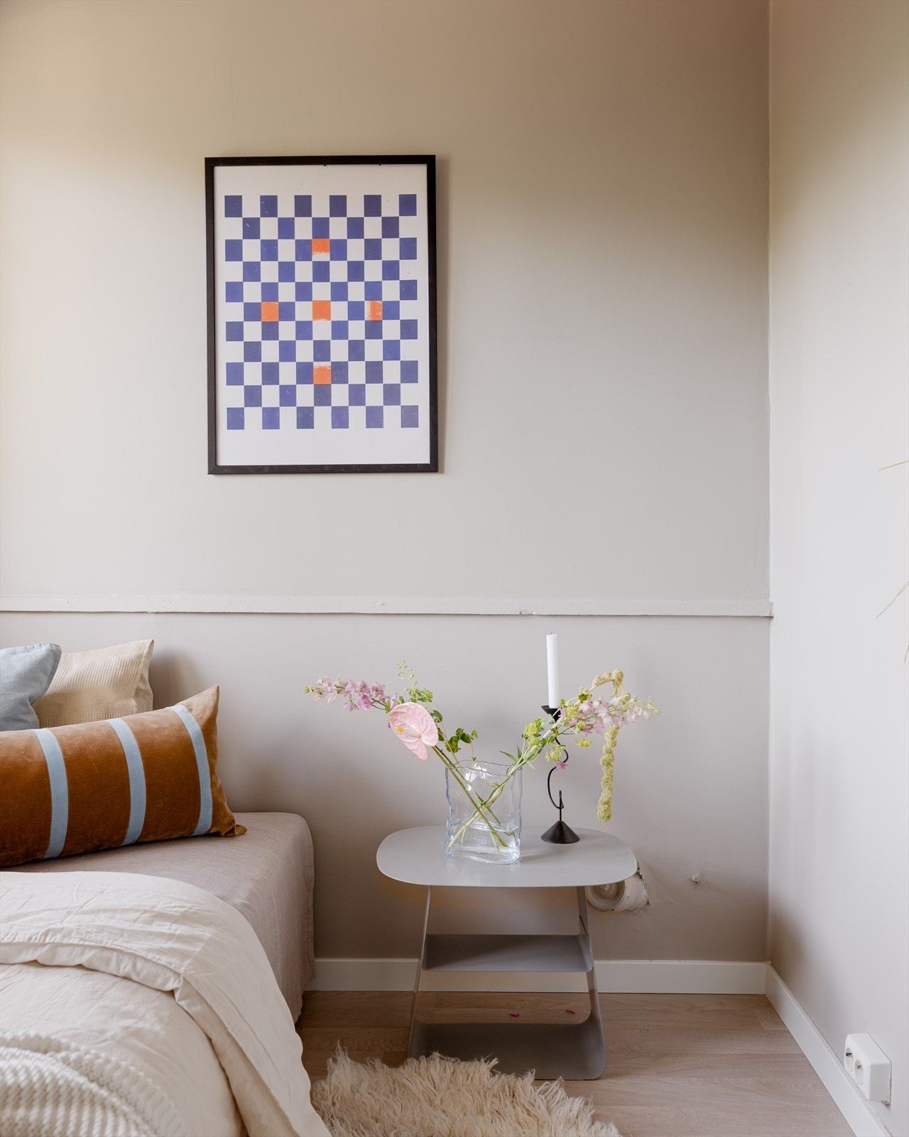 Vegger og gulv er holdt i lyse, behagelige toner som gir et moderne preg på rommet. Galleribilde