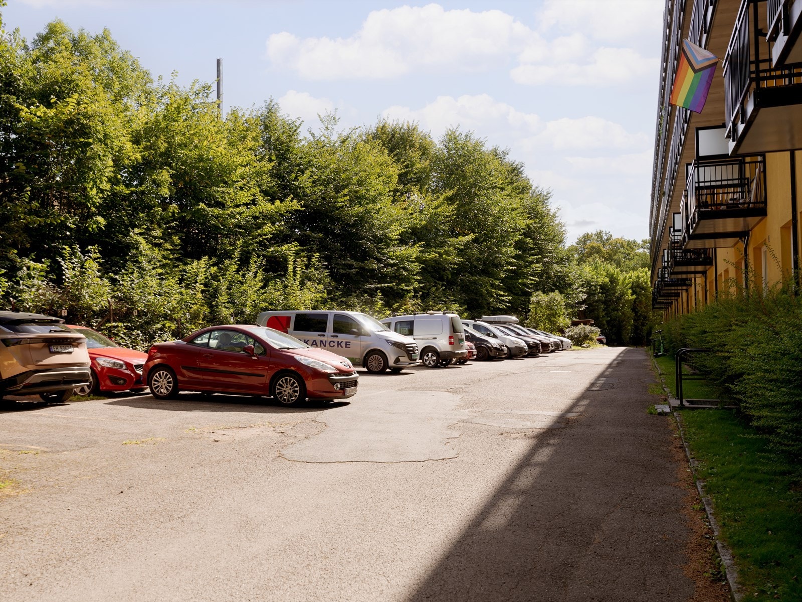 Sameiet har 26 parkeringsplasser og 4 garasjer til leie som fordeles etter ansiennitet. Galleribilde