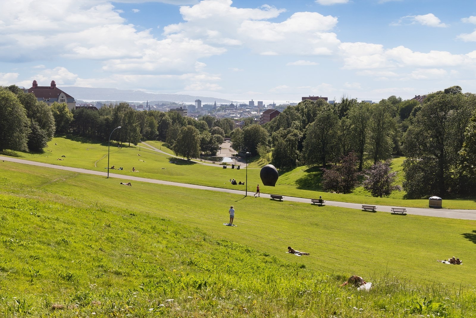 Det er mange flotte grøntområder i nærheten. Populære Torshovdalen ligger en kort spasertur unna og byr på gode rekreasjonsmuligheter sommer som vinter, sammen med flott utsikt over byen. Galleribilde
