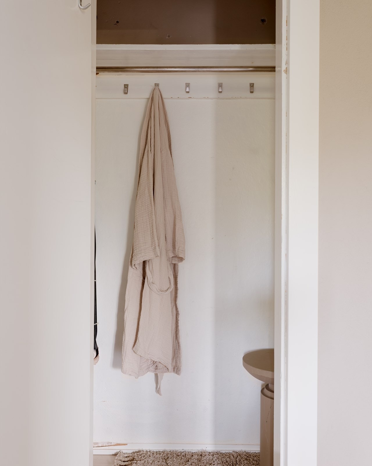 Praktisk, plassbygget bod gjør det enkelt å gjemme unna det man ønsker ute av syne. Galleribilde