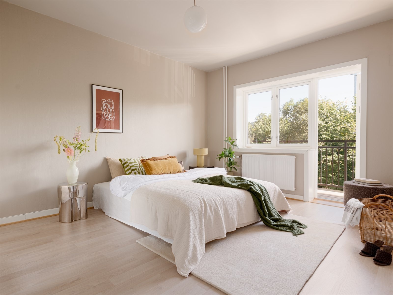 Hovedsoverommet er stort og innbydende med god plass til dobbeltseng og tilhørende nattbord. Galleribilde