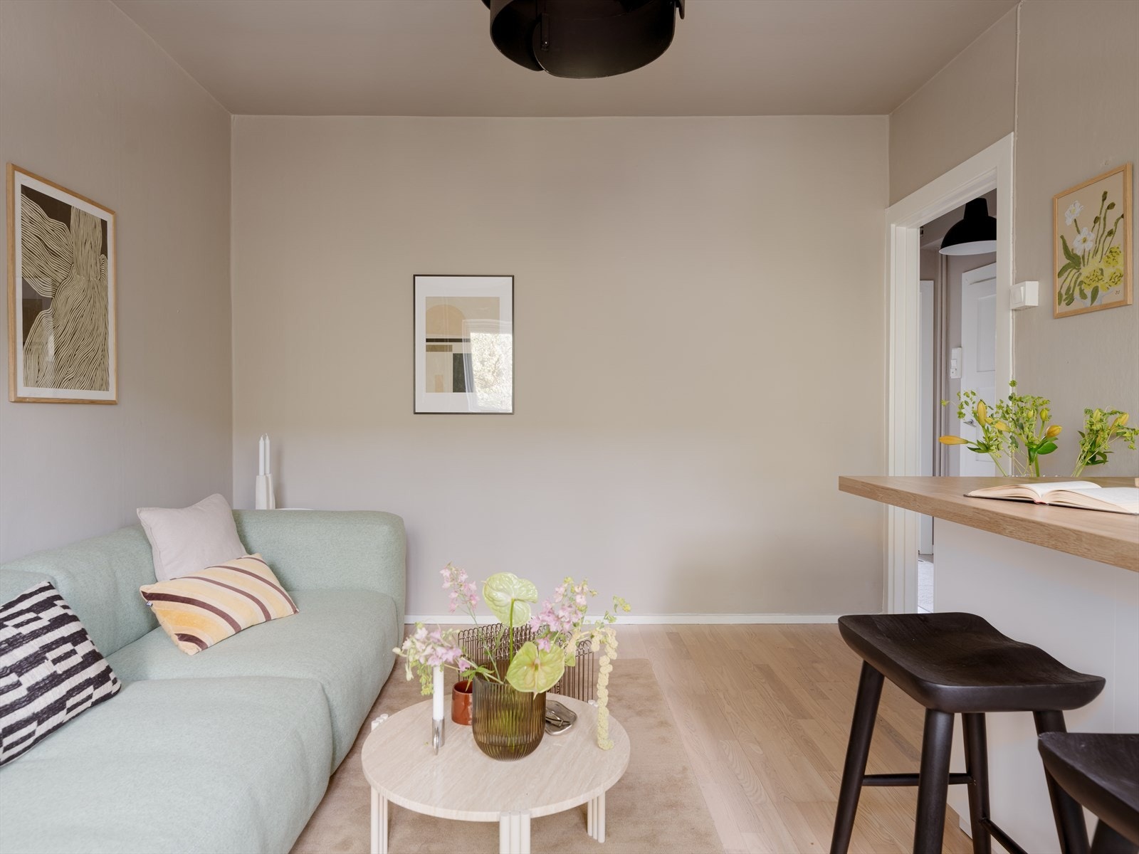 Den gode romløsningen byr på flere møbleringsmuligheter med bla. sofa, sofabord, TV-benk og spisebord. Galleribilde