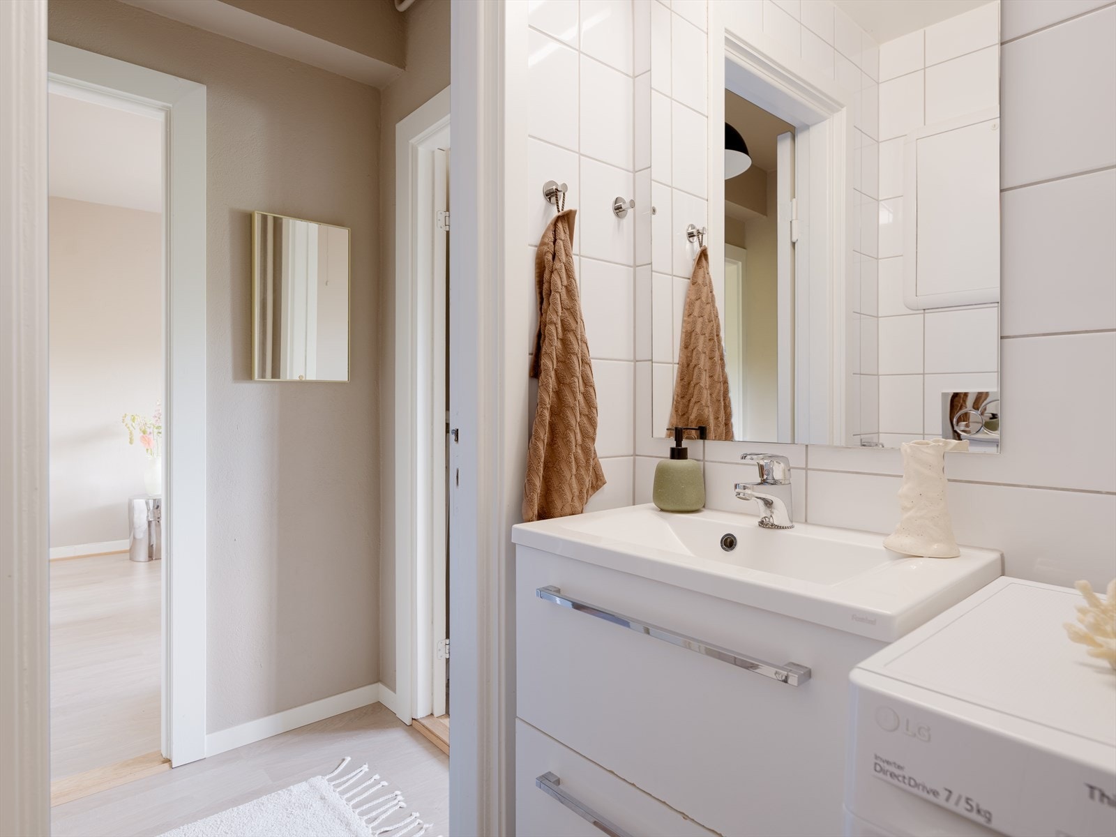 Badet inneholder servant med underskap, speil med lys over, veggmontert wc og dusjhjørne med skyvedører i glass. Det er også opplegg for vaskemaskin. Dette er er deilig sted å starte dagen! Galleribilde