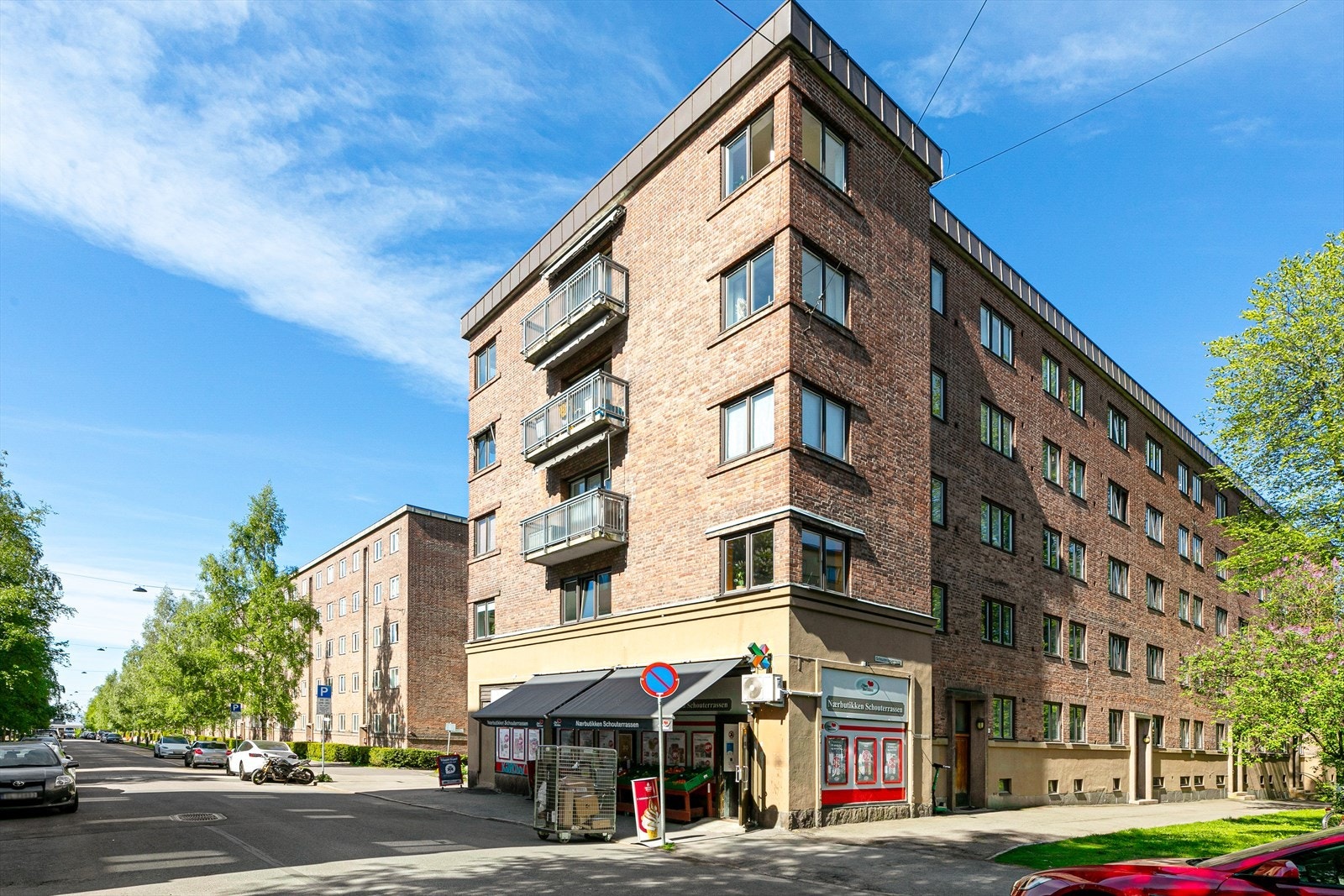 Nabolaget har to nærbutikker i umiddelbar nærhet. Begge butikkene er åpne alle dager i uken. Galleribilde