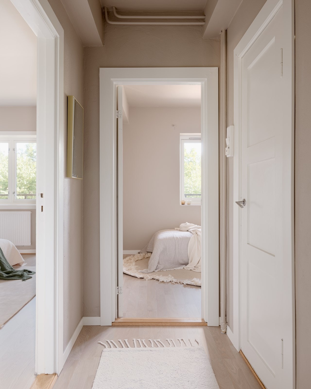 Gangen er det naturlige bindeleddet mellom alle rom i boligen. Nytt gulv ble lagt i gang og begge soverom i 2024. Galleribilde