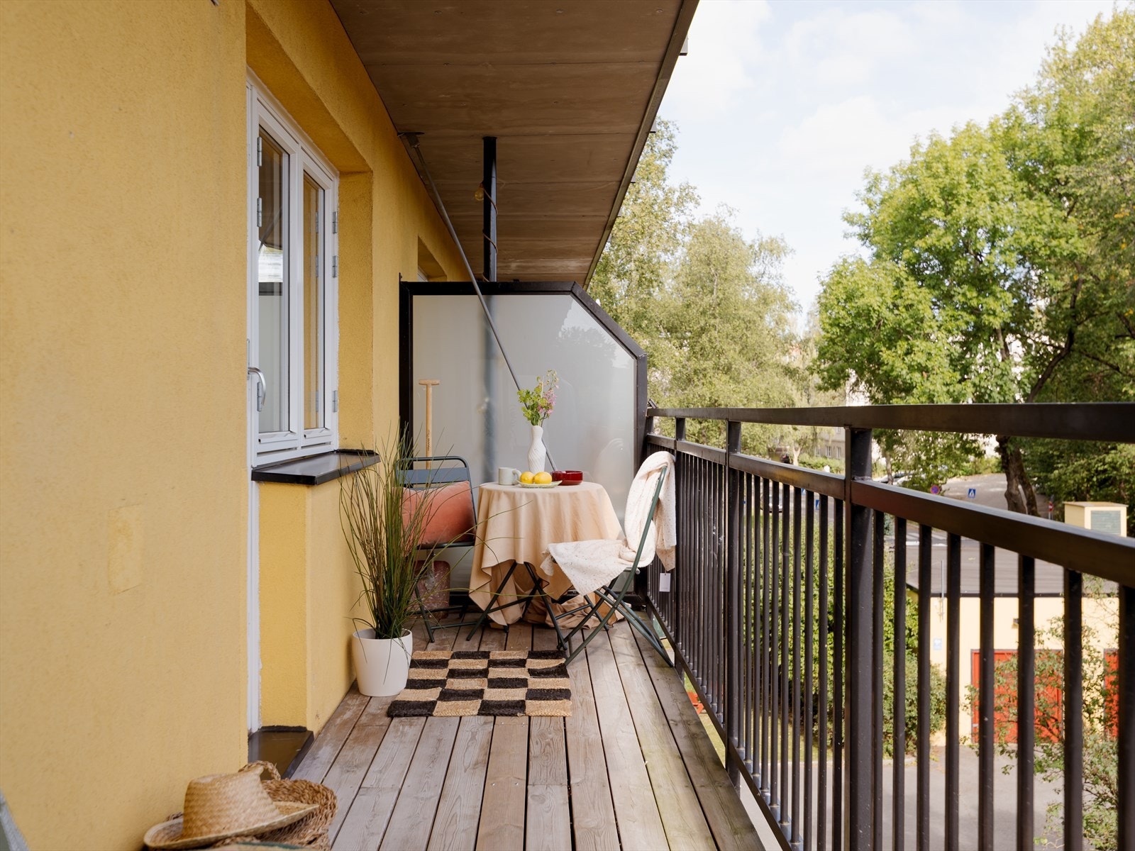 Balkongen er på 9m² med plass til sittegruppe, grill og blomsterkasser. Galleribilde