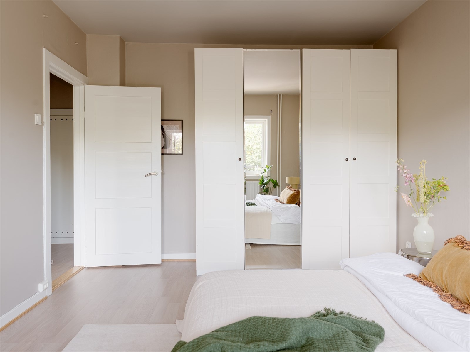 Stort garderobeskap for klær og sko. Galleribilde