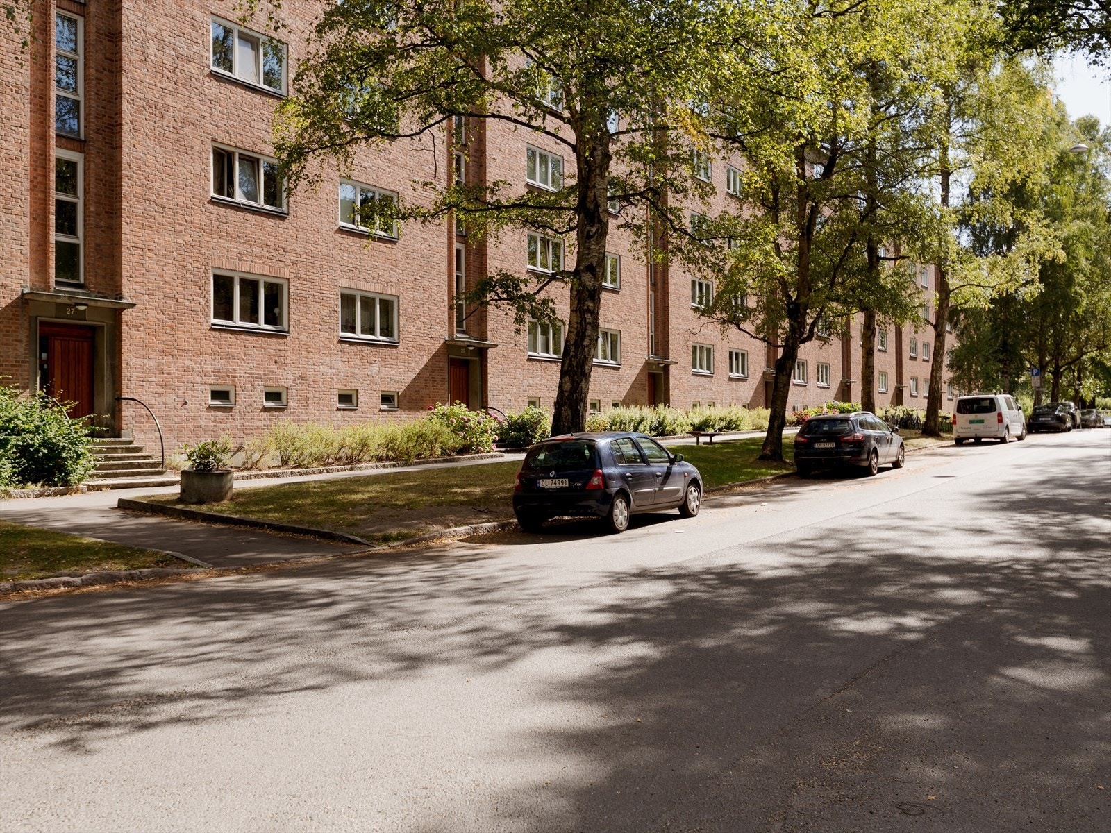 Velkommen til dette hyggelige nabolaget! Her bor dere i rolige omgivelser, men med kort vei til alt dere trenger. Galleribilde