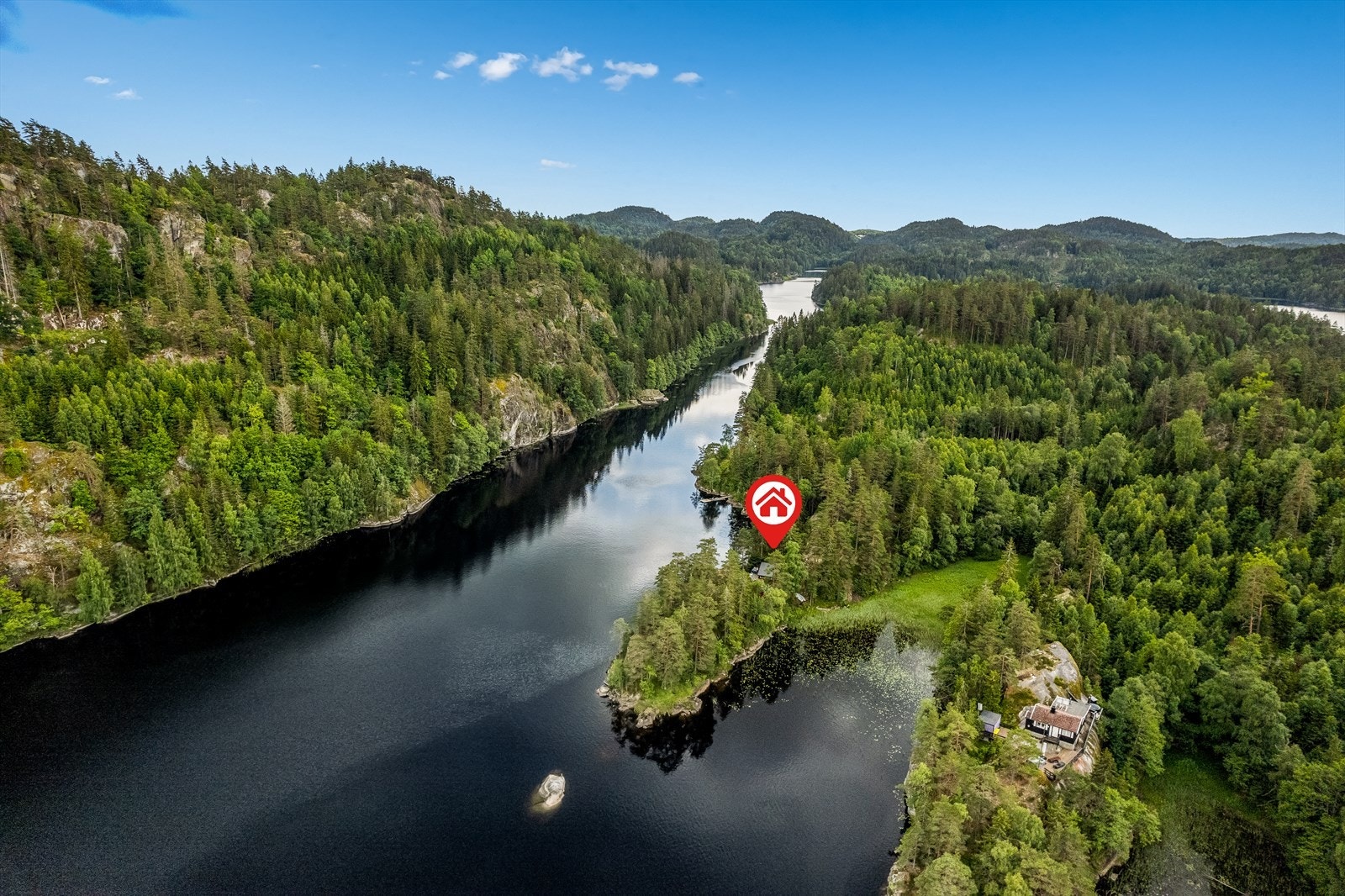 Rundt eiendommen er det flotte turmuligheter i et område som er kjent for flest soldager i året. Galleribilde